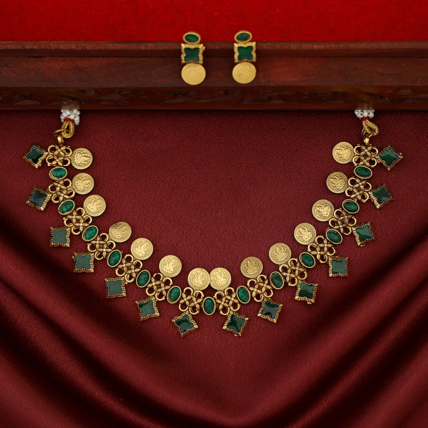 Adhitri Kemp Stone Kashi Choker/Short Neckpiece With Earring - Image 4