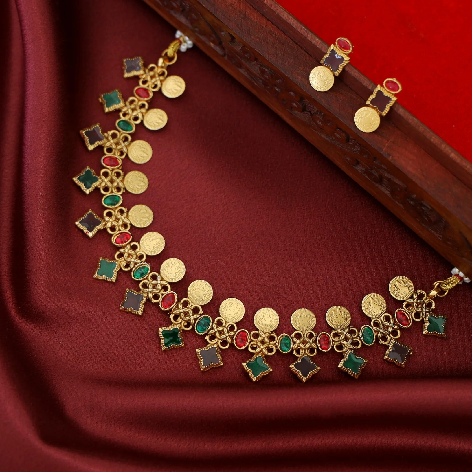 Adhitri Kemp Stone Kashi Choker/Short Neckpiece With Earring - Image 7