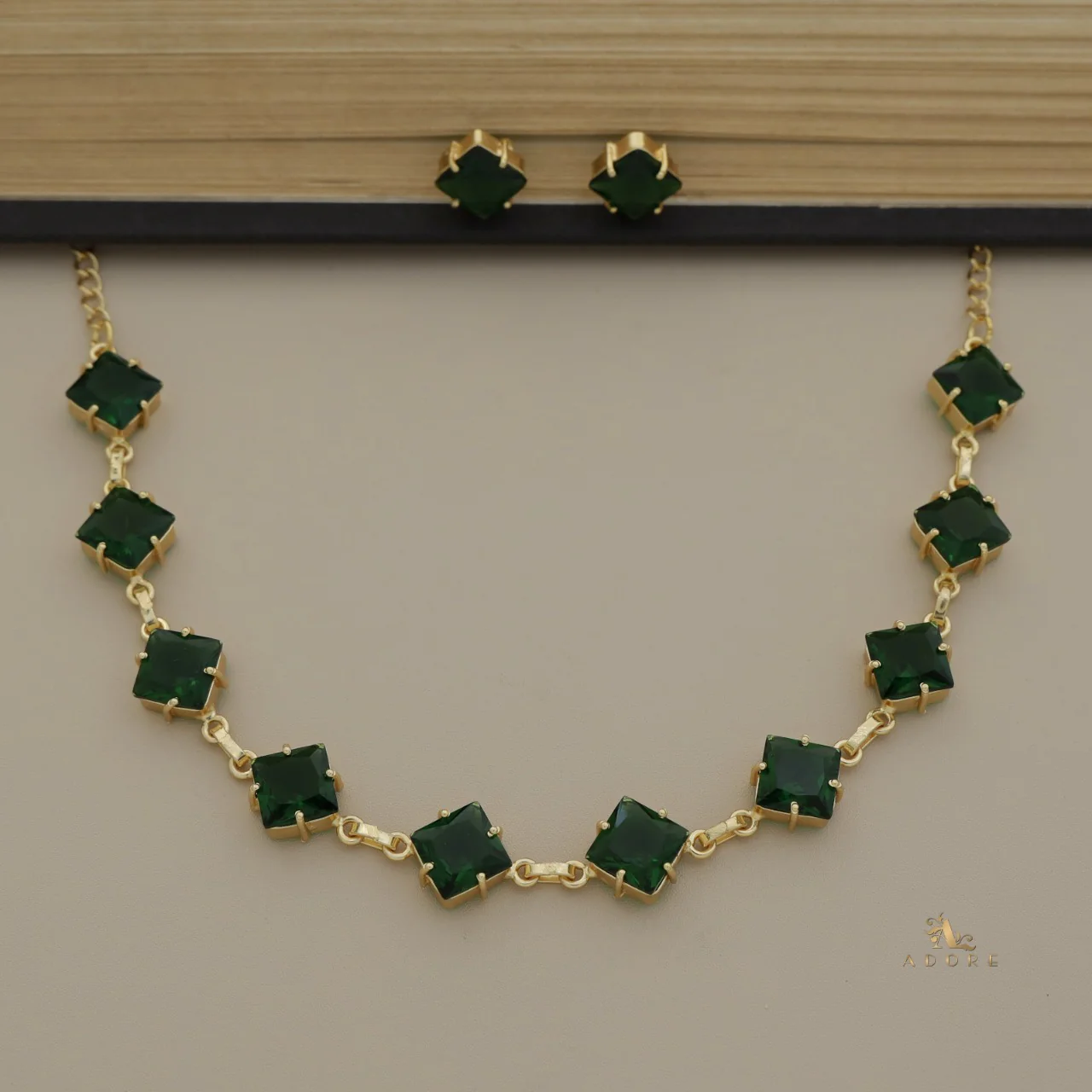 Agnetha Square Glossy Short Neckpiece With Stud - Image 4