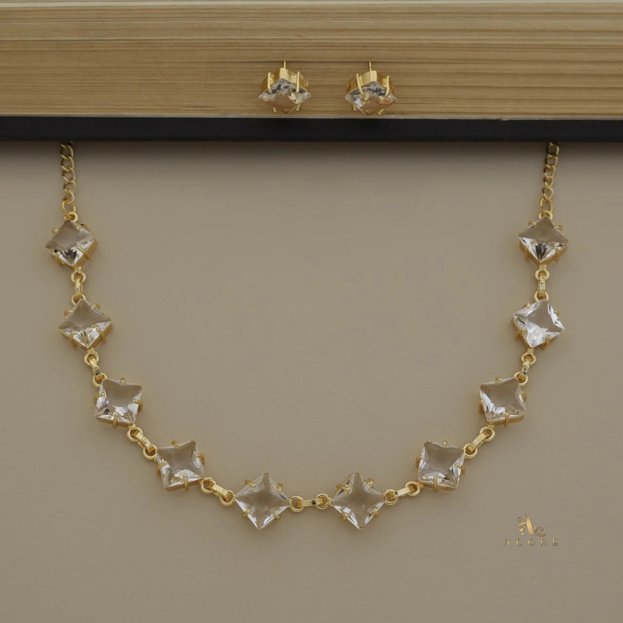 Agnetha Square Glossy Short Neckpiece With Stud - Image 6