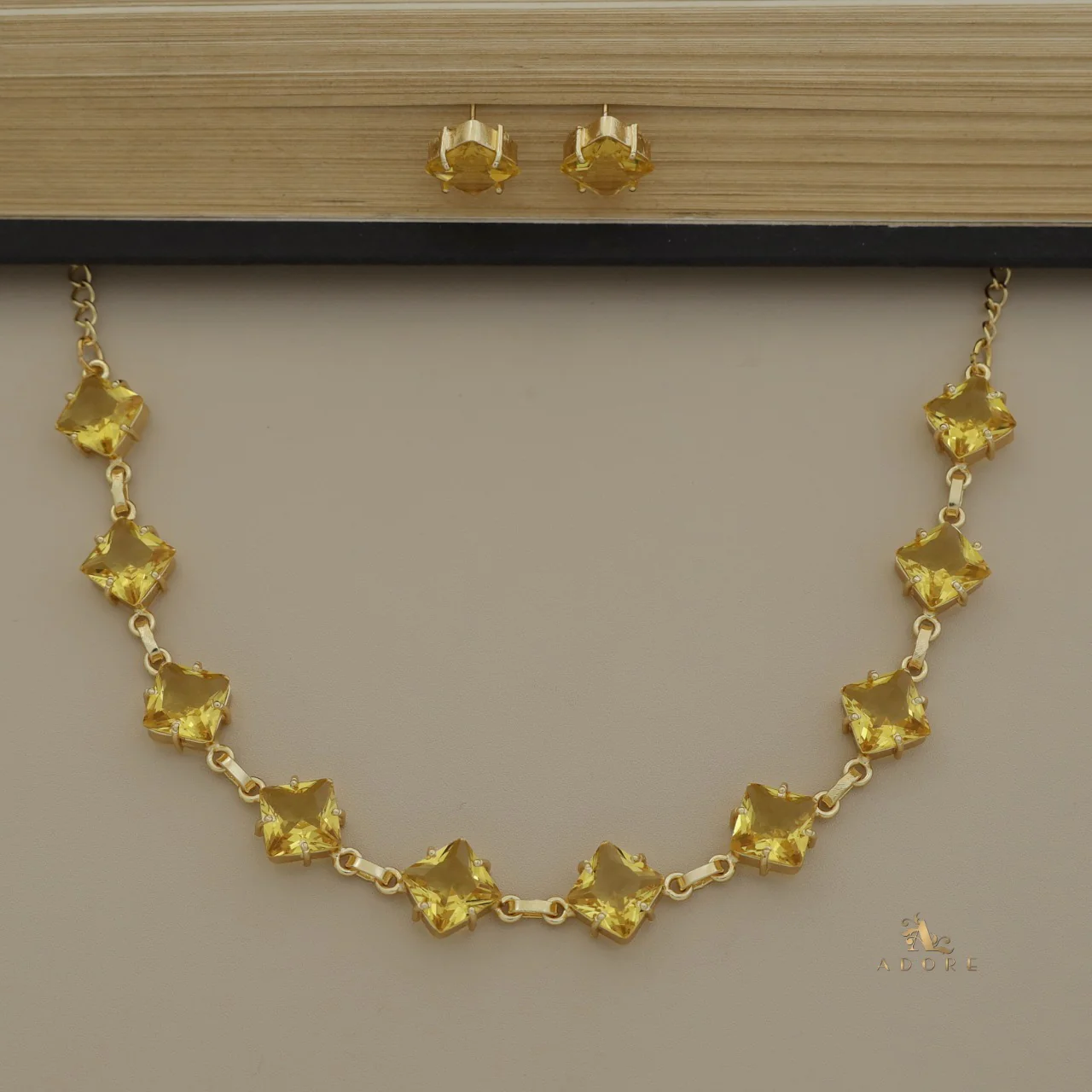 Agnetha Square Glossy Short Neckpiece With Stud - Image 7