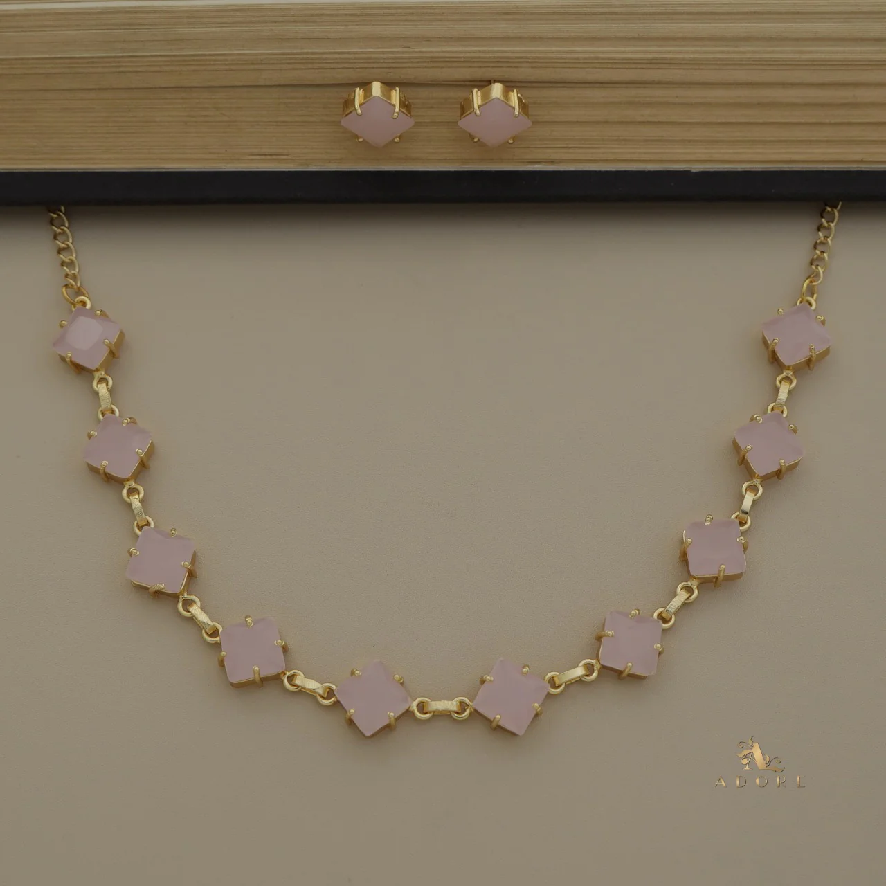 Agnetha Square Glossy Short Neckpiece With Stud - Image 8