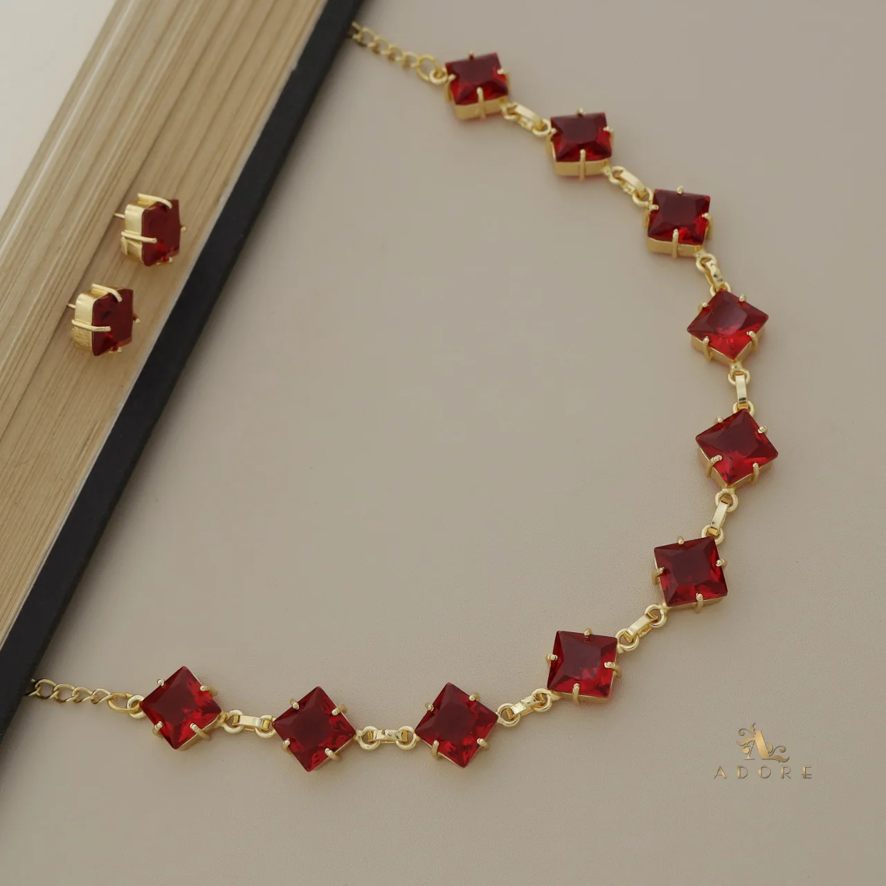 Agnetha Square Glossy Short Neckpiece With Stud - Image 9