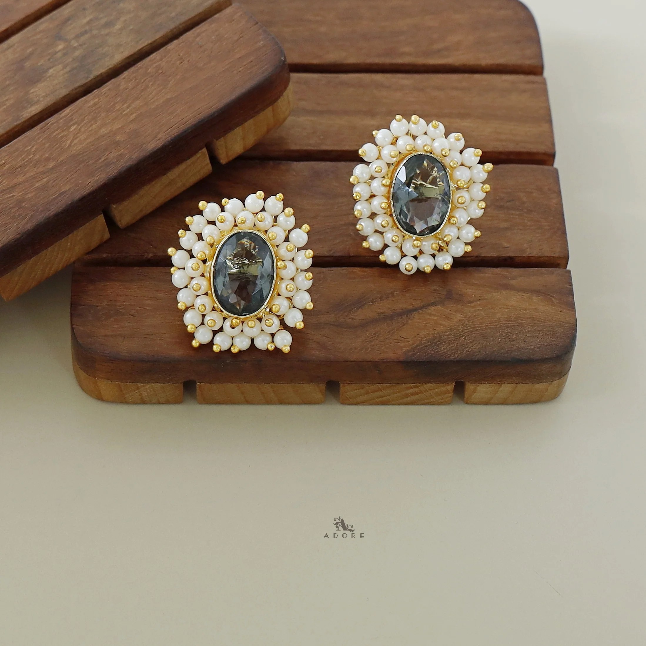 Ahelia Glossy Oval Cluster Pearl Earring - Image 5