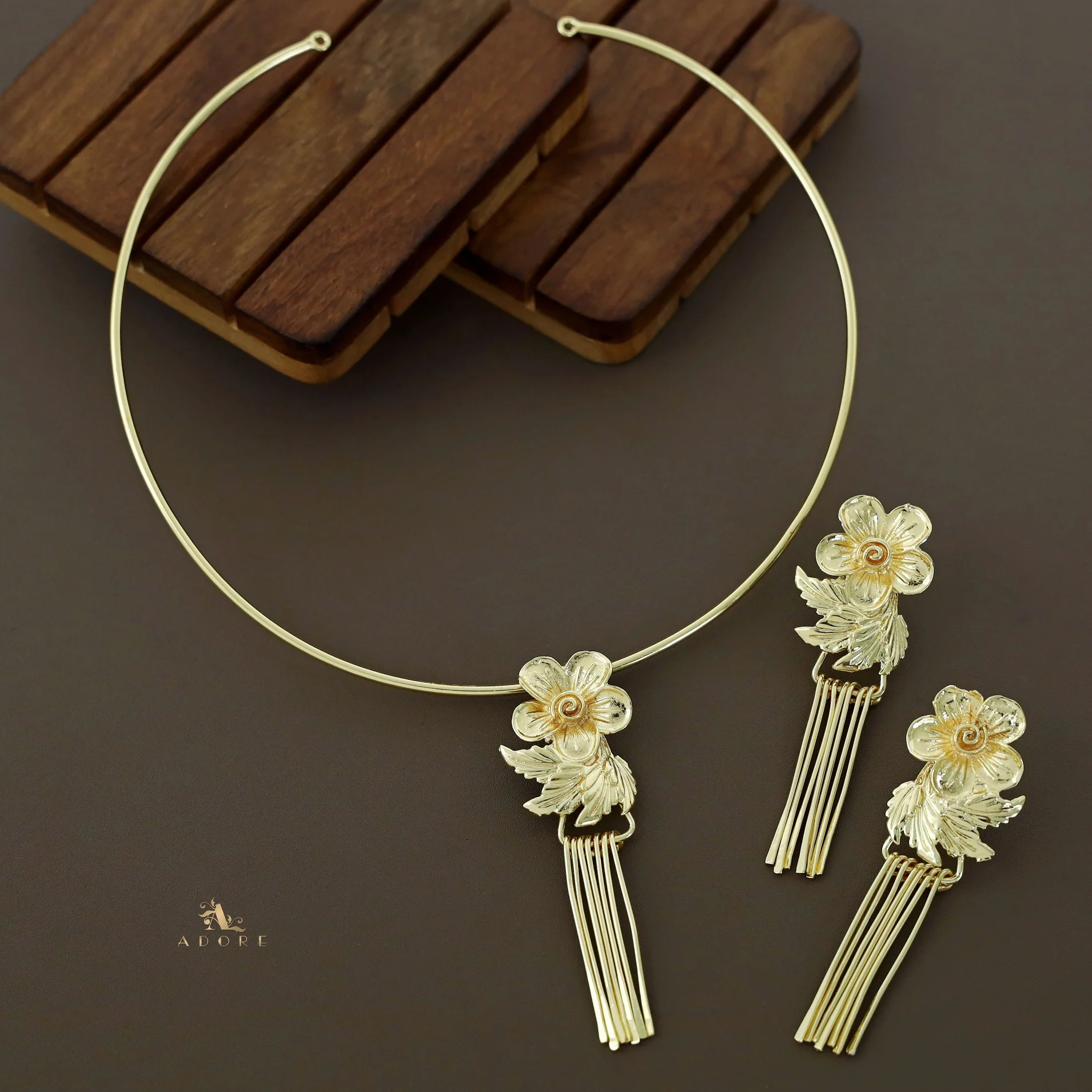 Ahelia Golden Flower Neck Cuff With Earring - Image 4