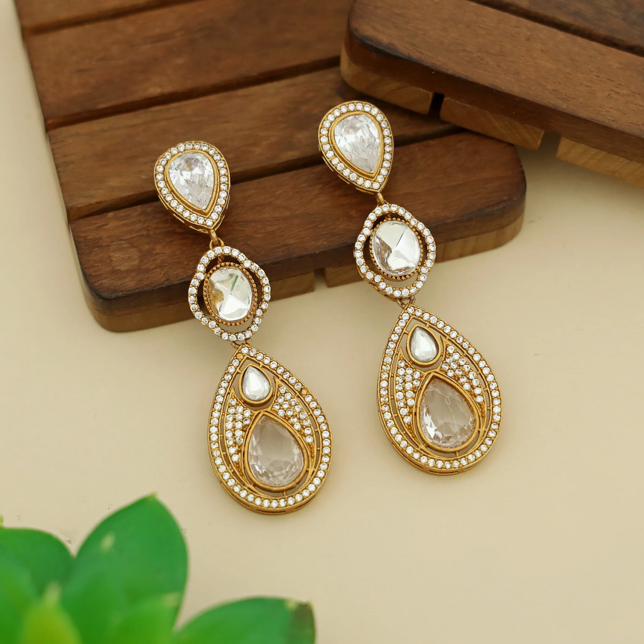 Airavi Glossy Stone Kundan Earring - Image 12