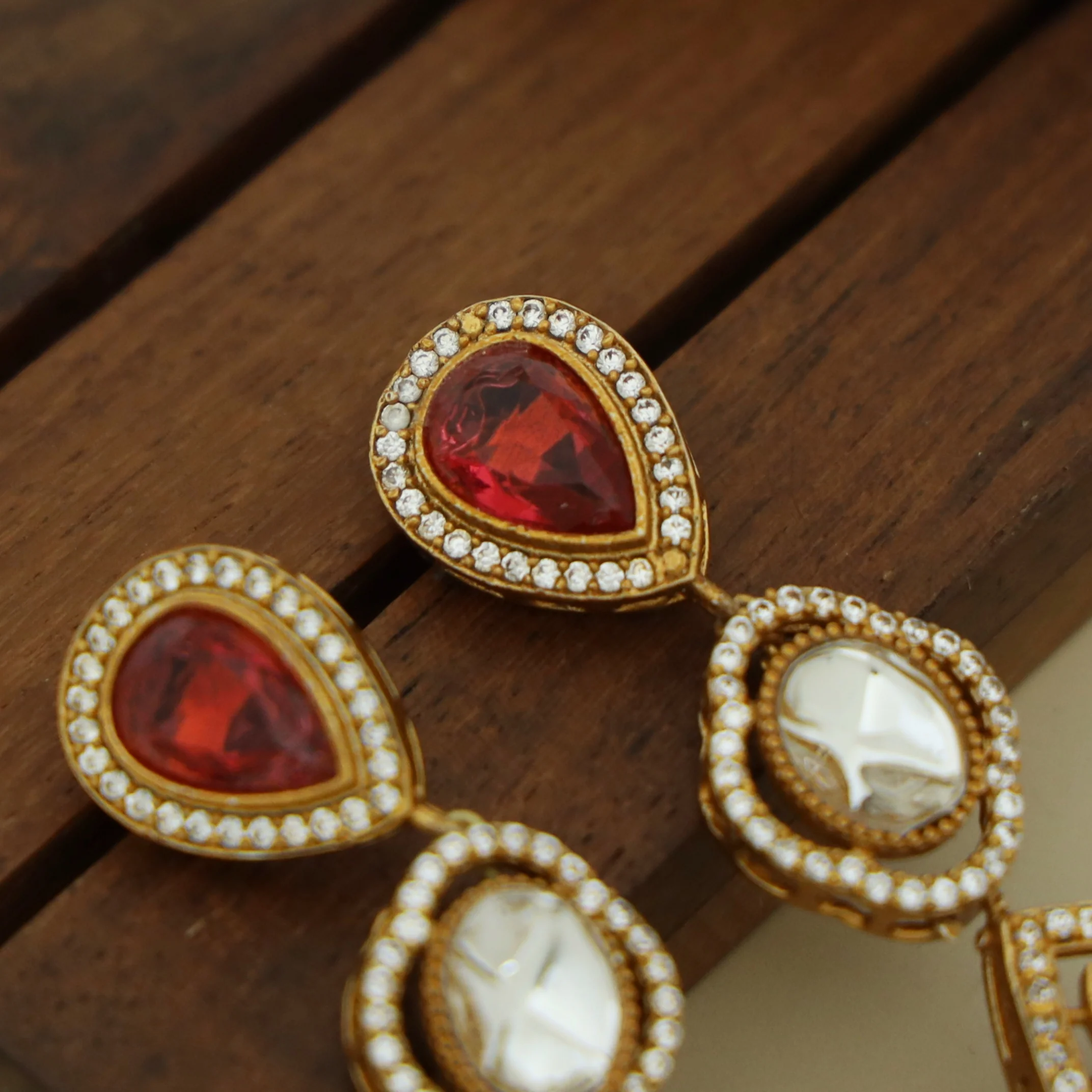Airavi Glossy Stone Kundan Earring - Image 15