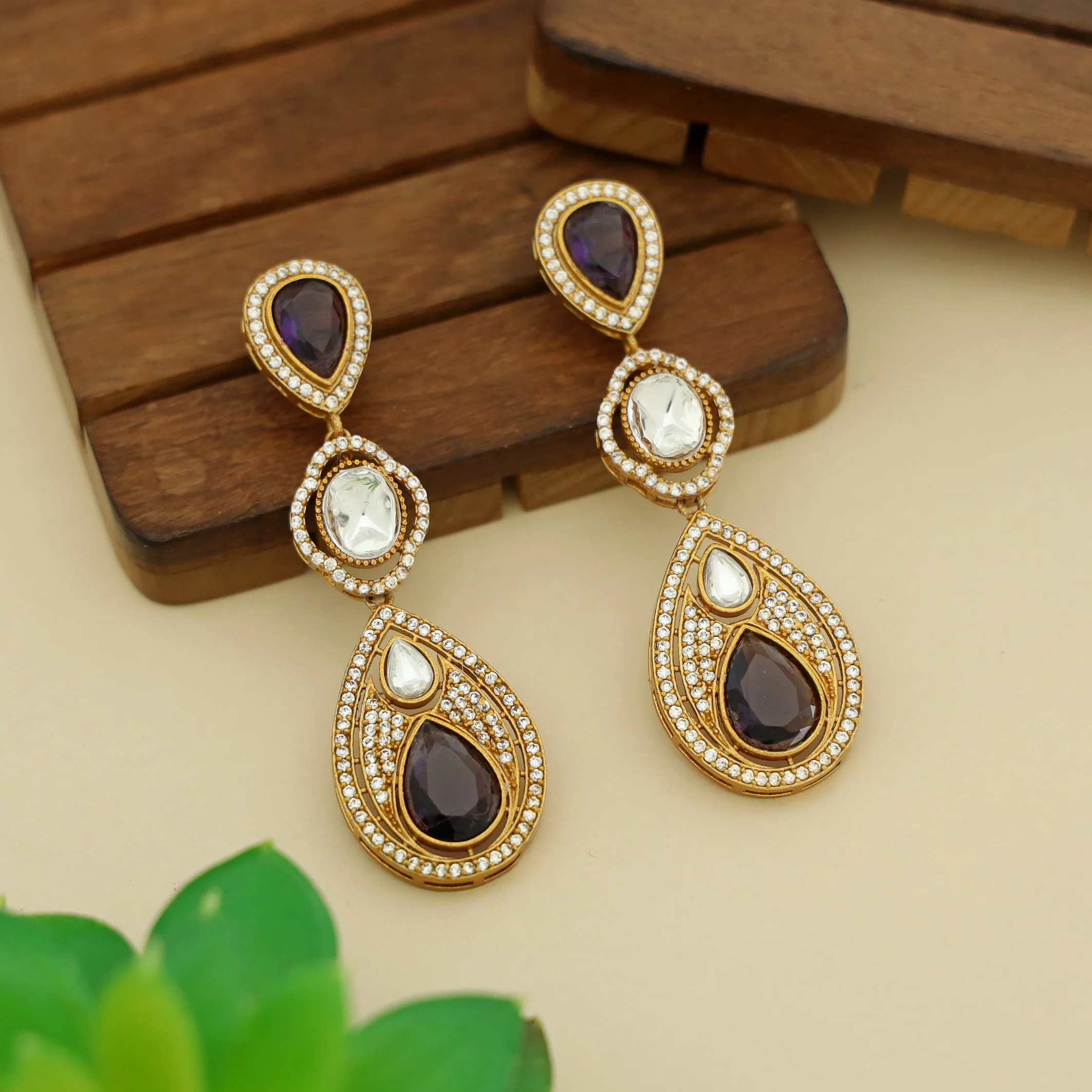Airavi Glossy Stone Kundan Earring - Image 7