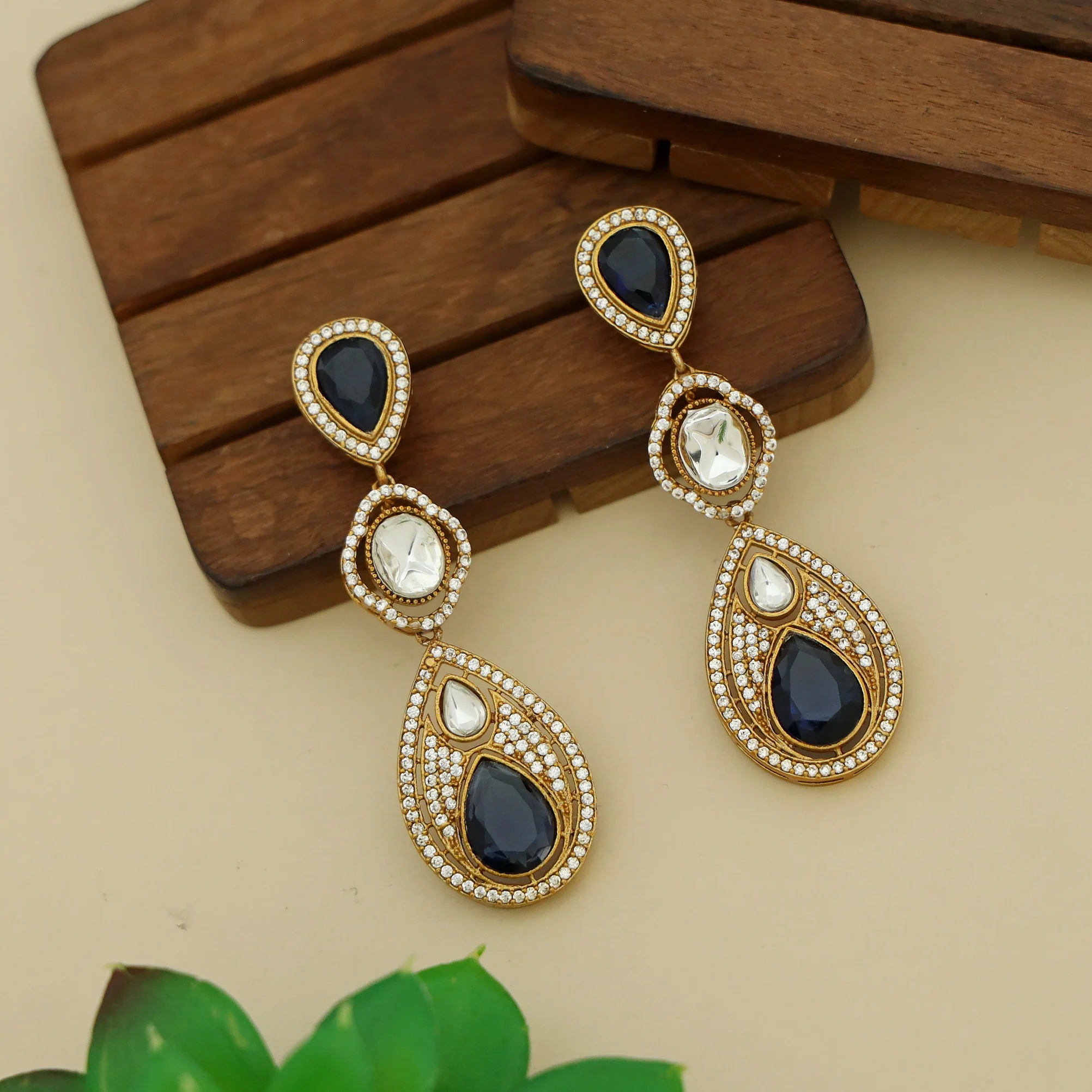 Airavi Glossy Stone Kundan Earring - Image 9