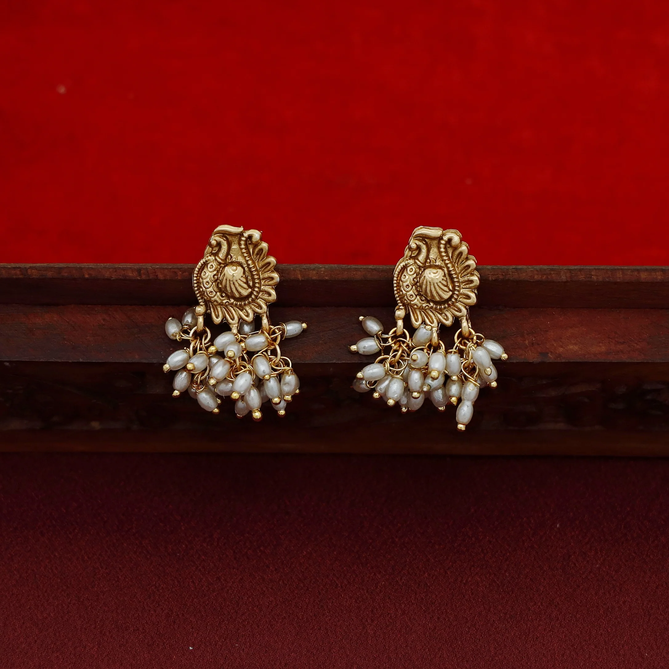 Akshara Stiff Cluster Rice Pearl Short Neckpiece With Earring - Image 4