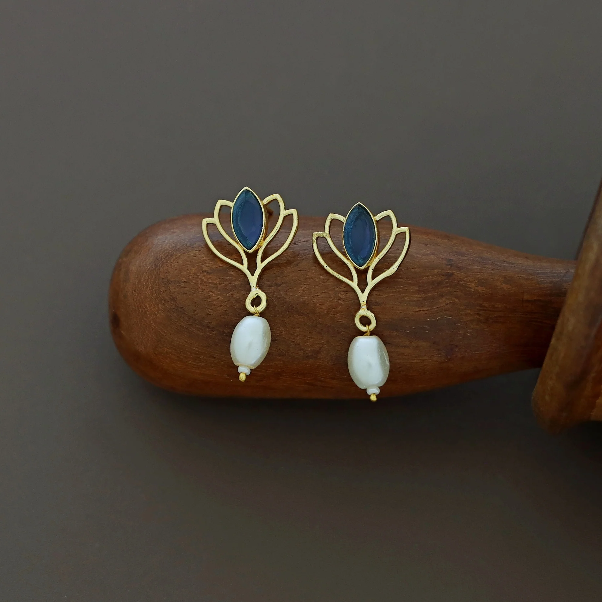 Golden Lotus Glossy + Raw Stone Pearl Earring - Image 4