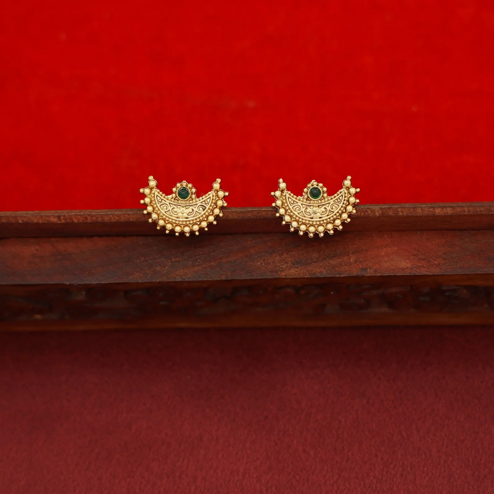 Alamkritha Tri Half Moon String Neckpiece - Image 6