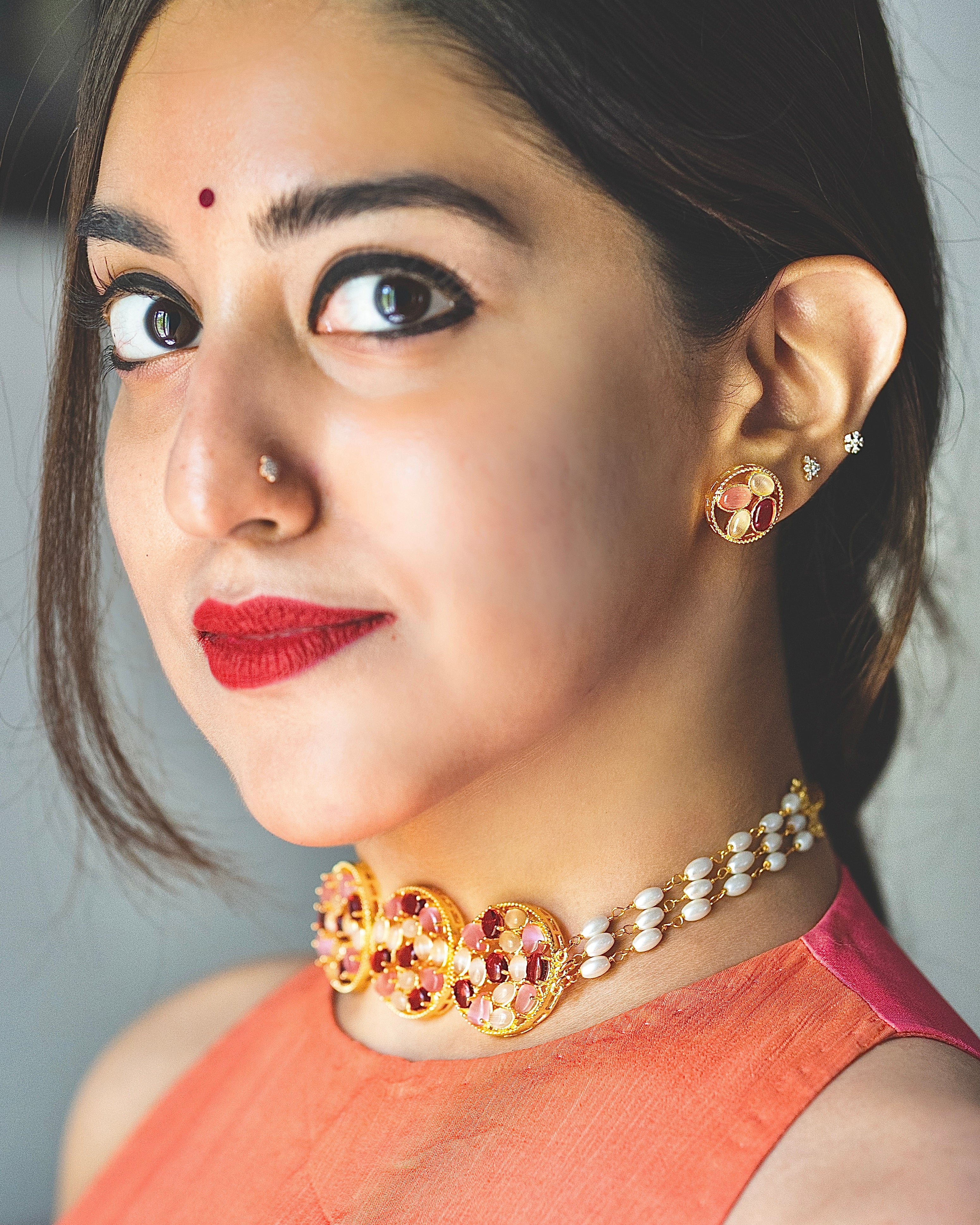 Alandra Round Glossy Pearl Choker With Earring - Image 3