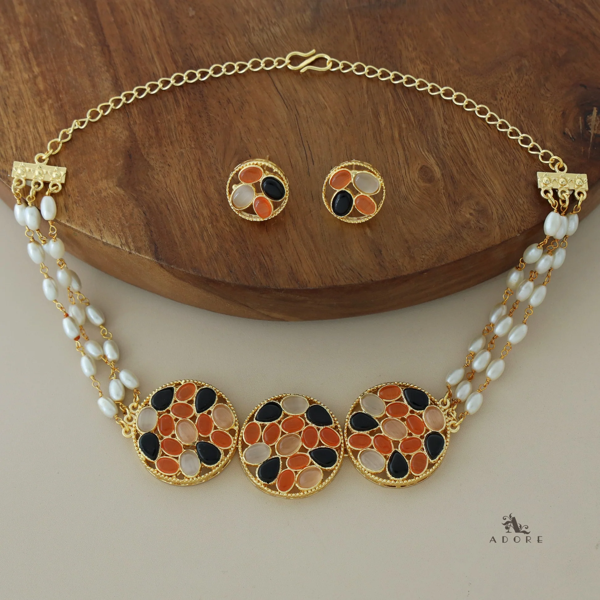 Alandra Round Glossy Pearl Choker With Earring - Image 4