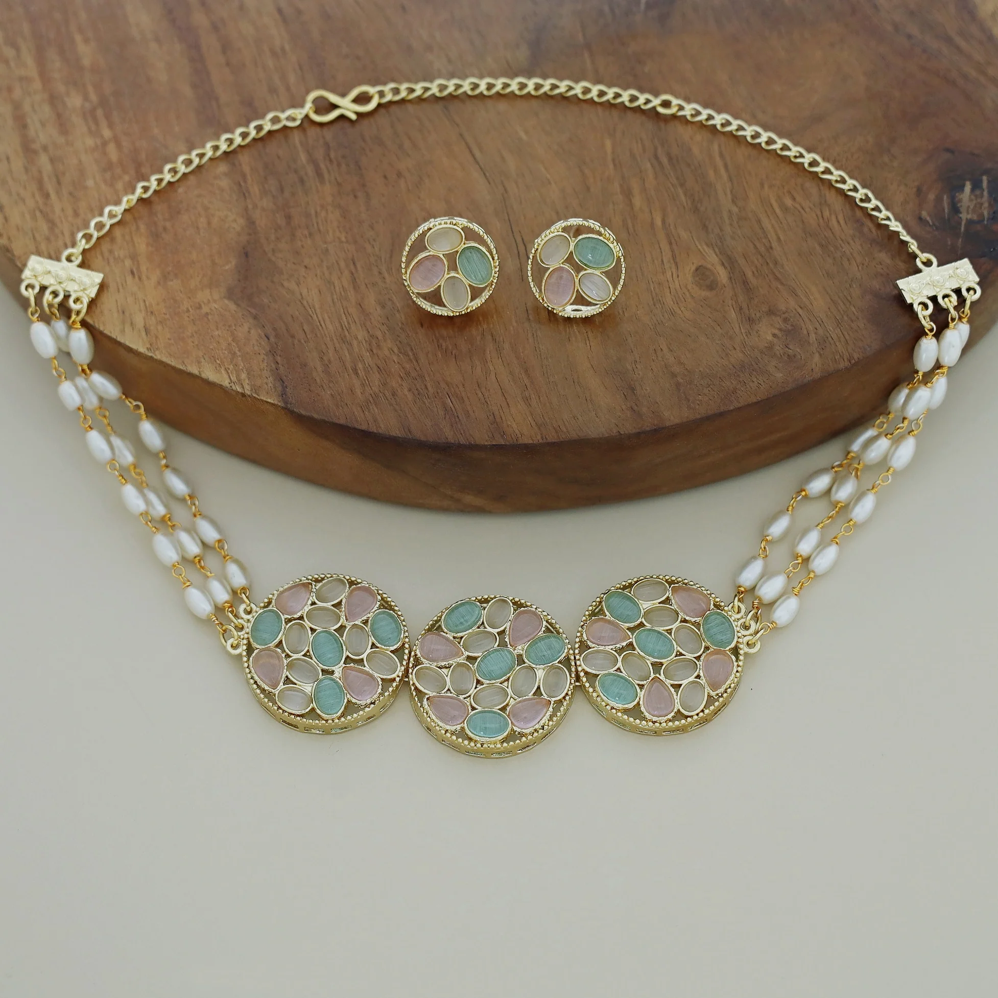 Alandra Round Glossy Pearl Choker With Earring - Image 6