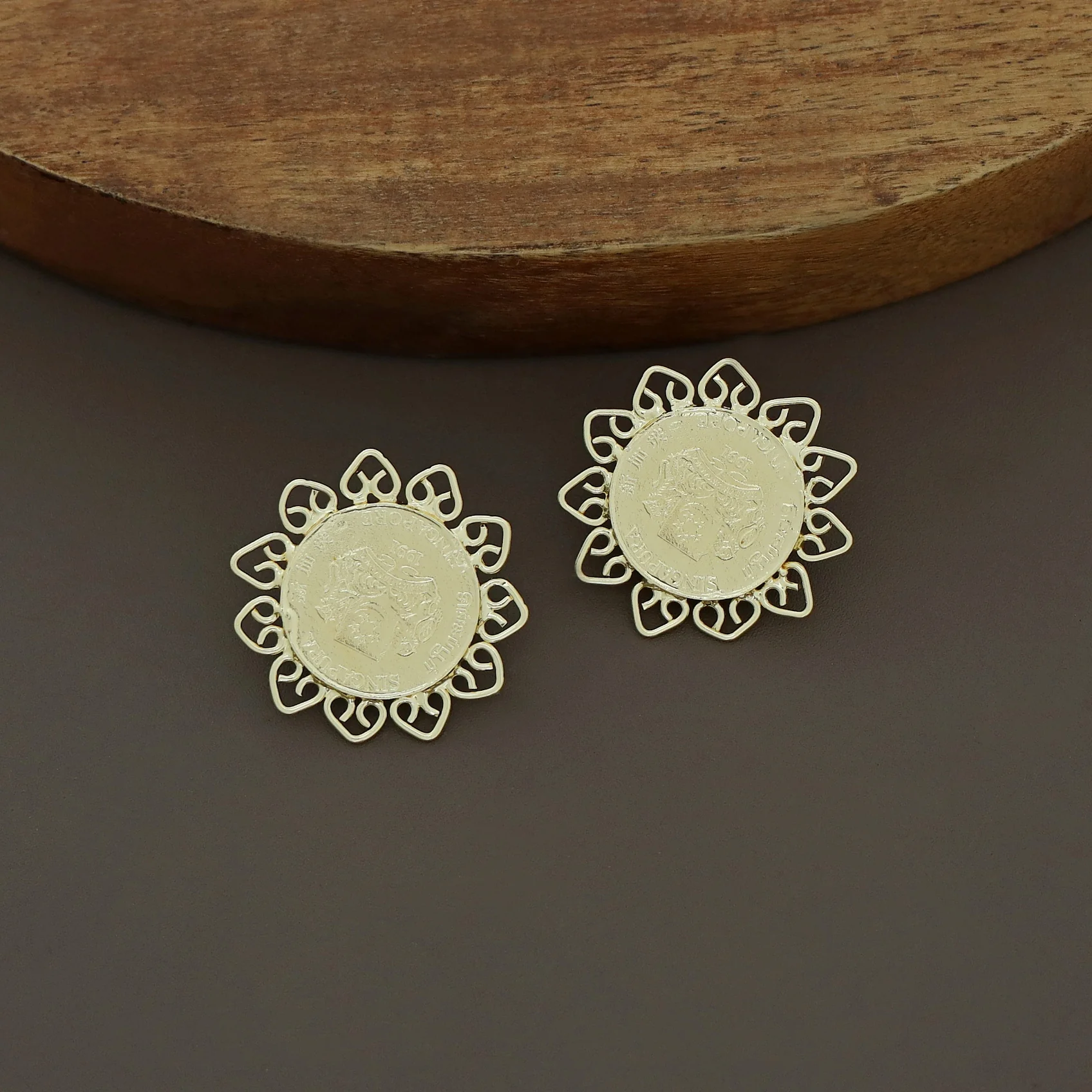 Two Layer Pearl Flower Coin Choker With Earring - Image 5