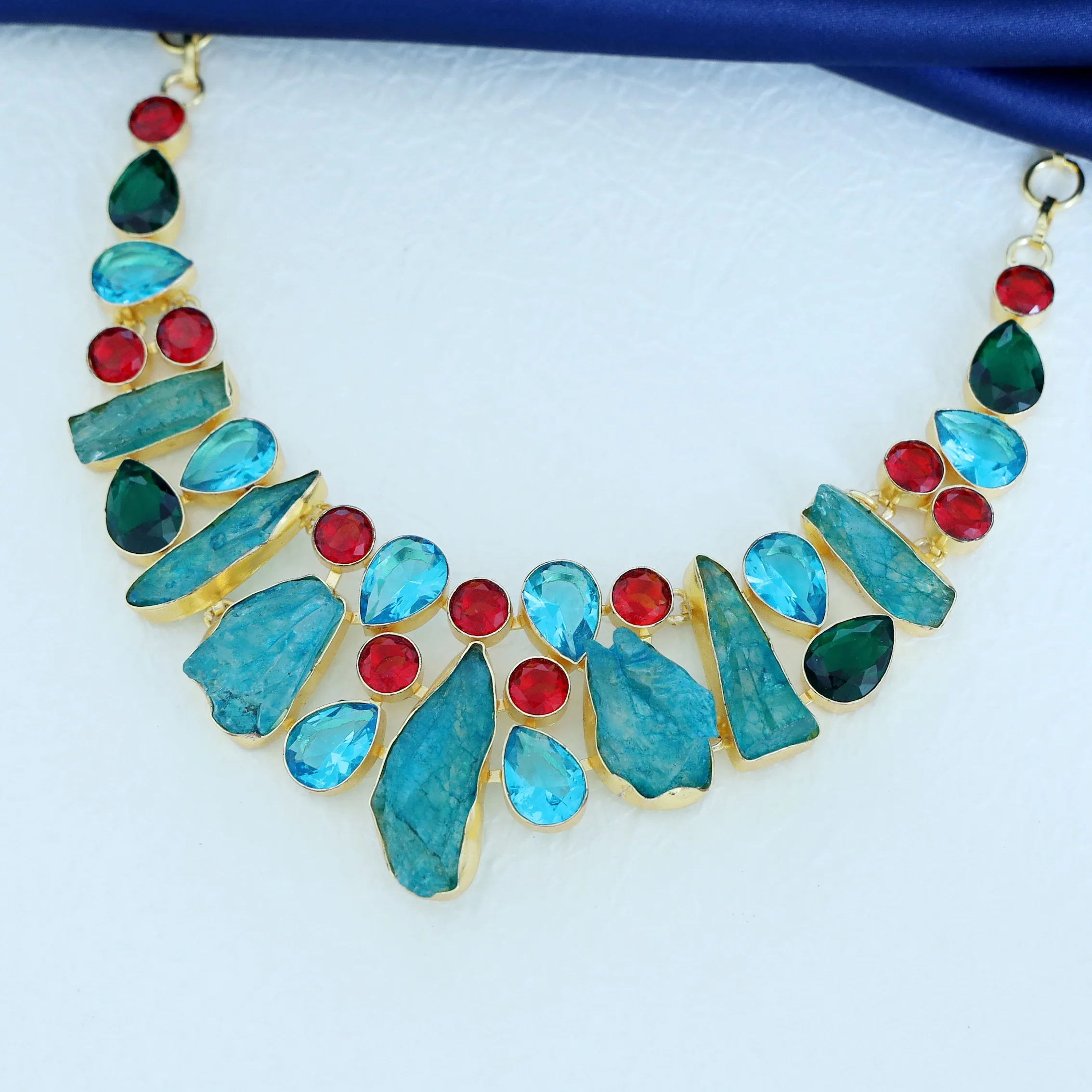 Alwine Glossy Neckpiece - Image 3