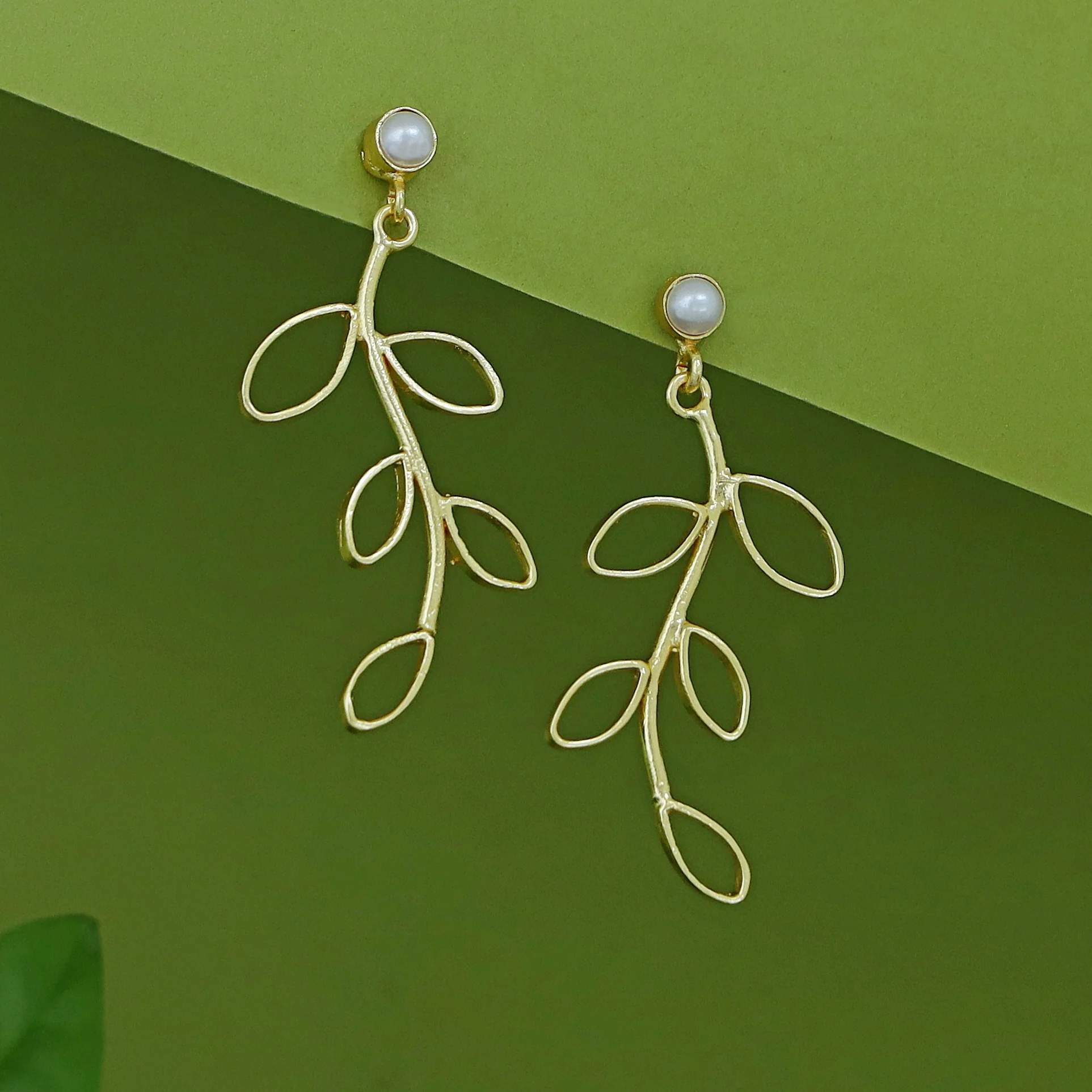 Amara Golden Leafy Pearl Earring - Image 2