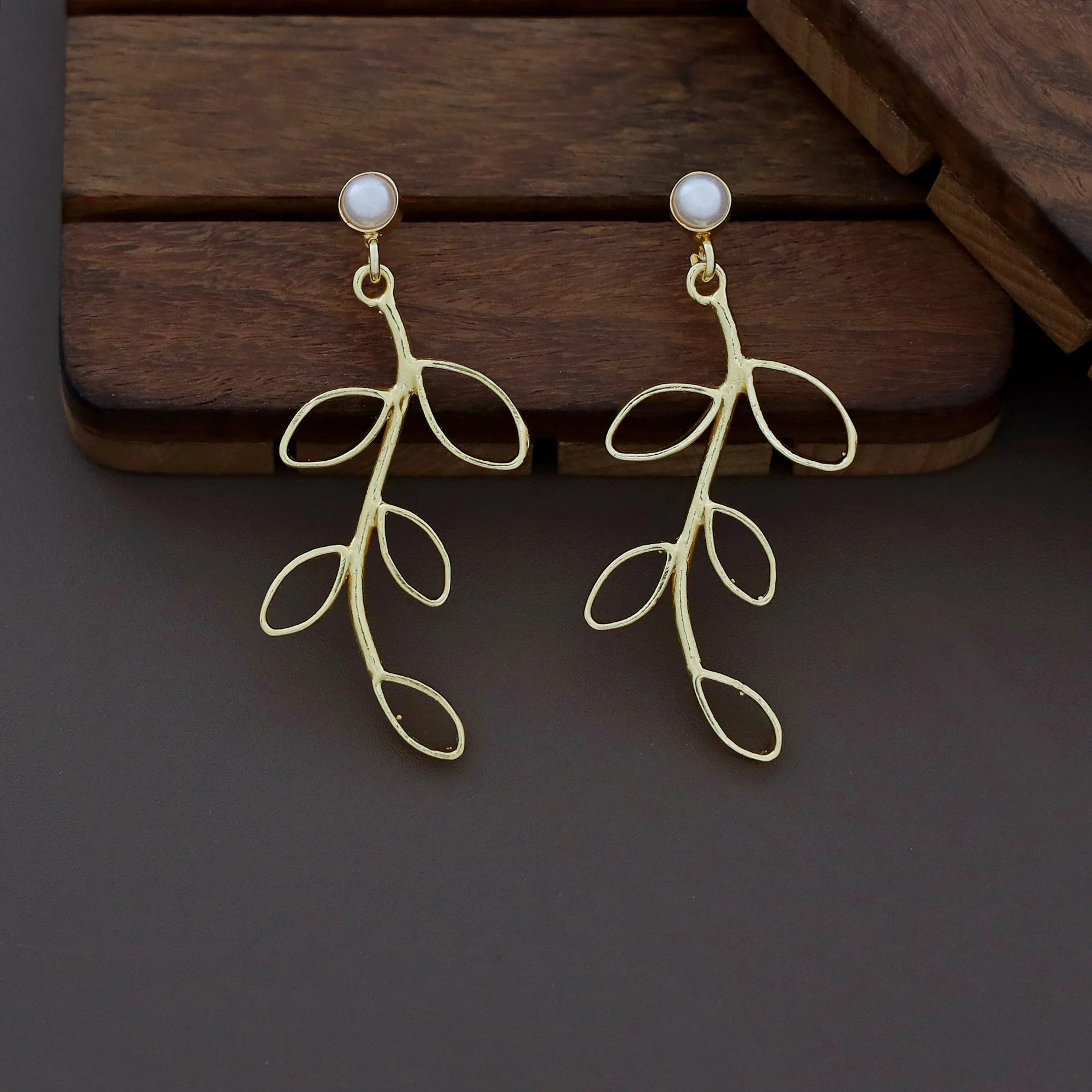 Amara Golden Leafy Pearl Earring - Image 3