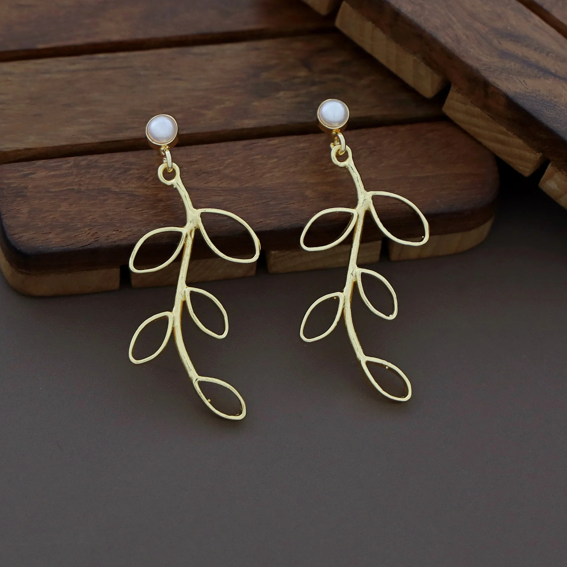 Amara Golden Leafy Pearl Earring - Image 4