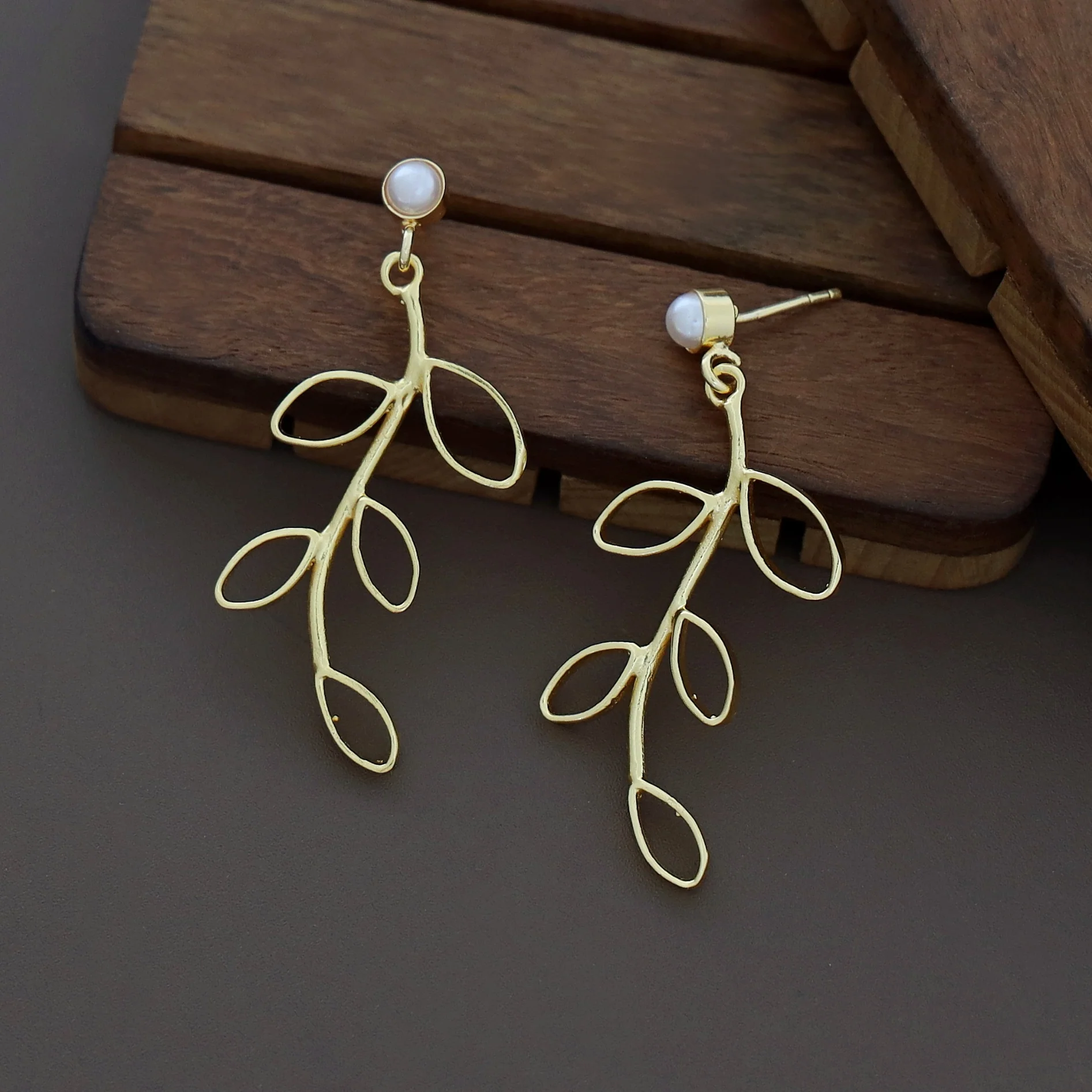 Amara Golden Leafy Pearl Earring - Image 5
