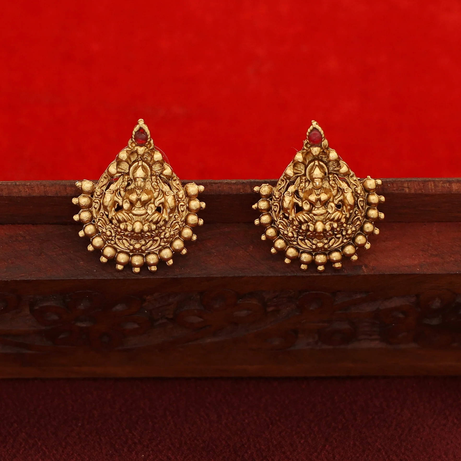 Anandalakshmi Golden Velvet Ball Neckpiece With Earring - Image 5