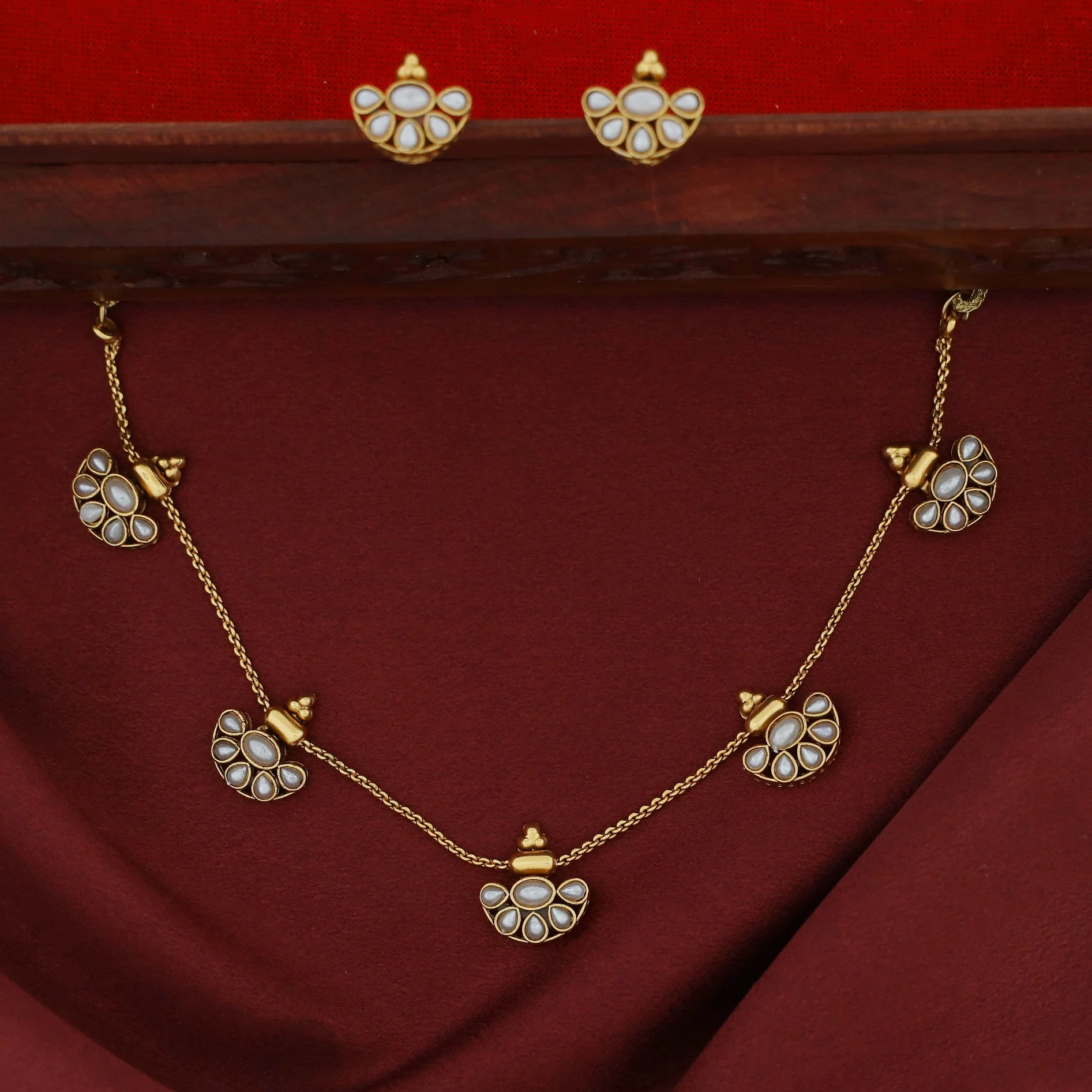 Anuradha Golden 5 Half Circle Short Neckpiece With Earring - Image 4