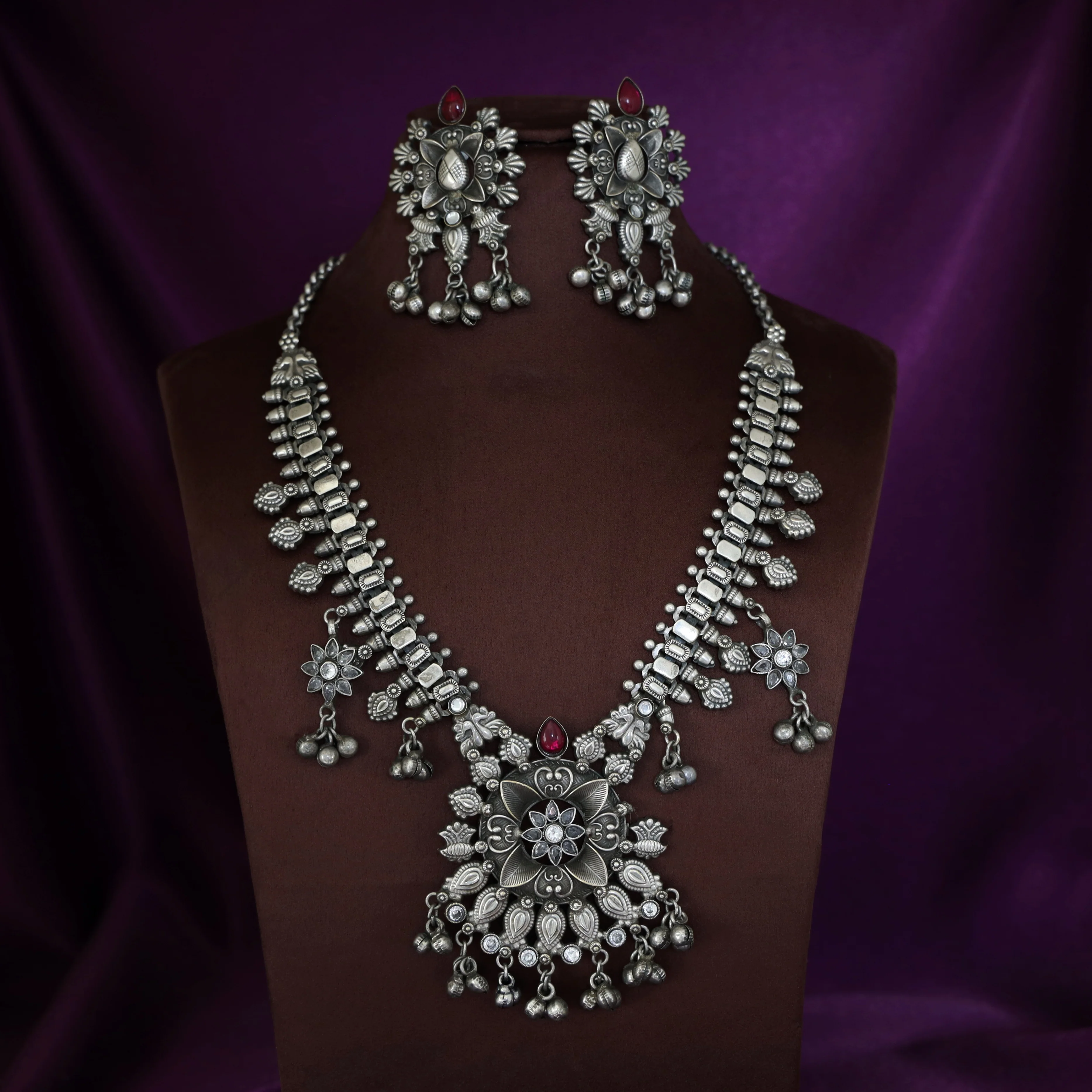 Arpnita Antique Floral Neckpiece With Earring - Image 4