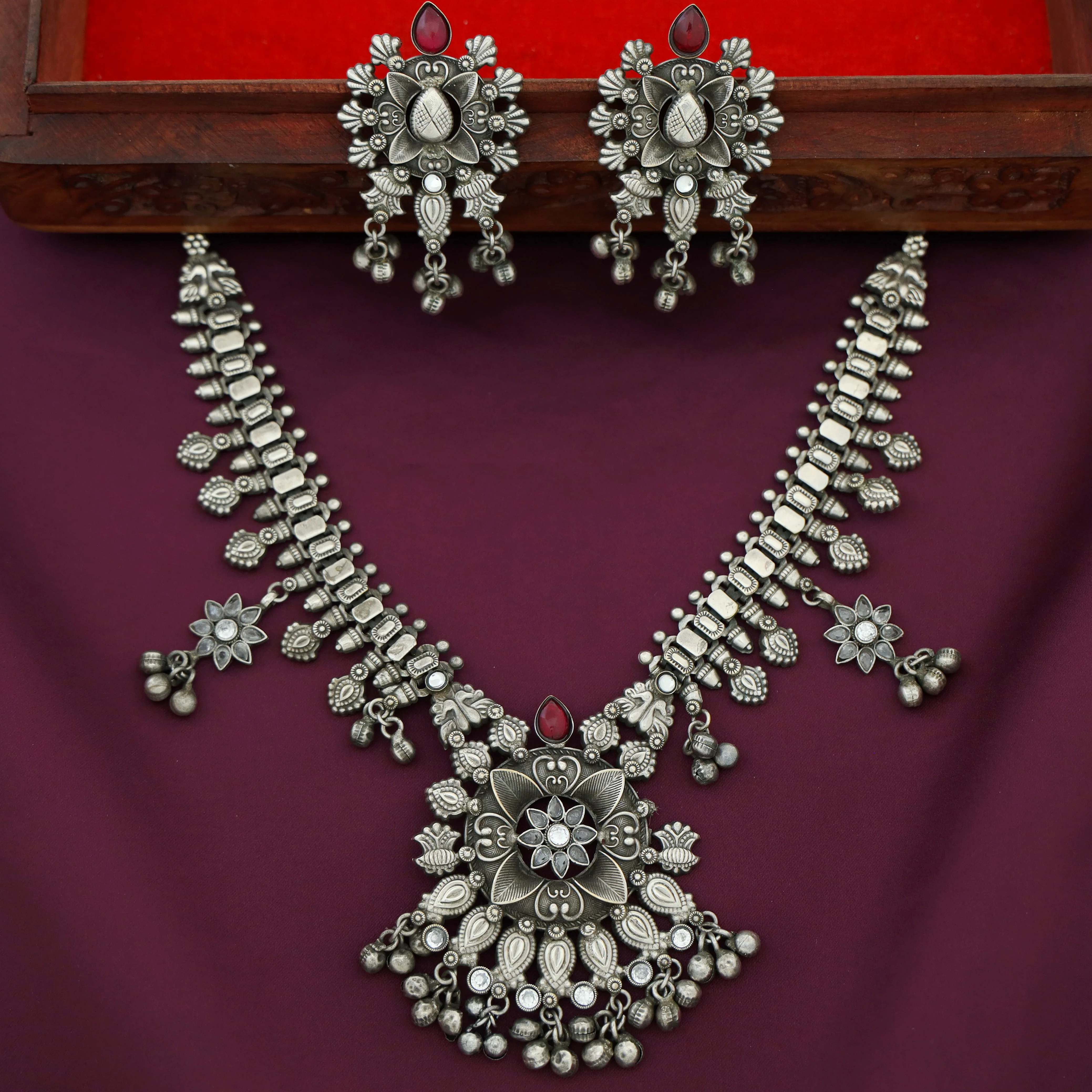 Arpnita Antique Floral Neckpiece With Earring - Image 5