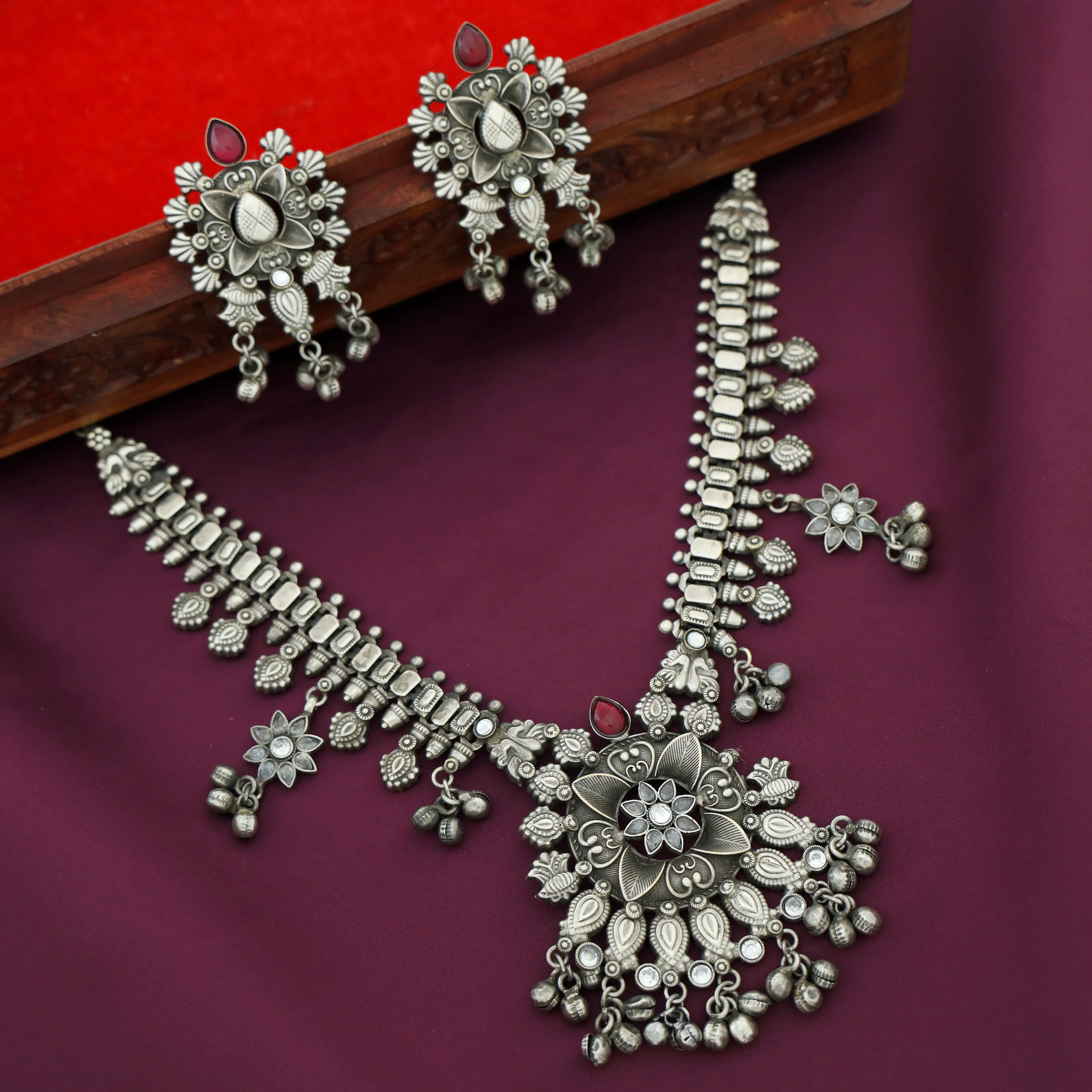 Arpnita Antique Floral Neckpiece With Earring - Image 6