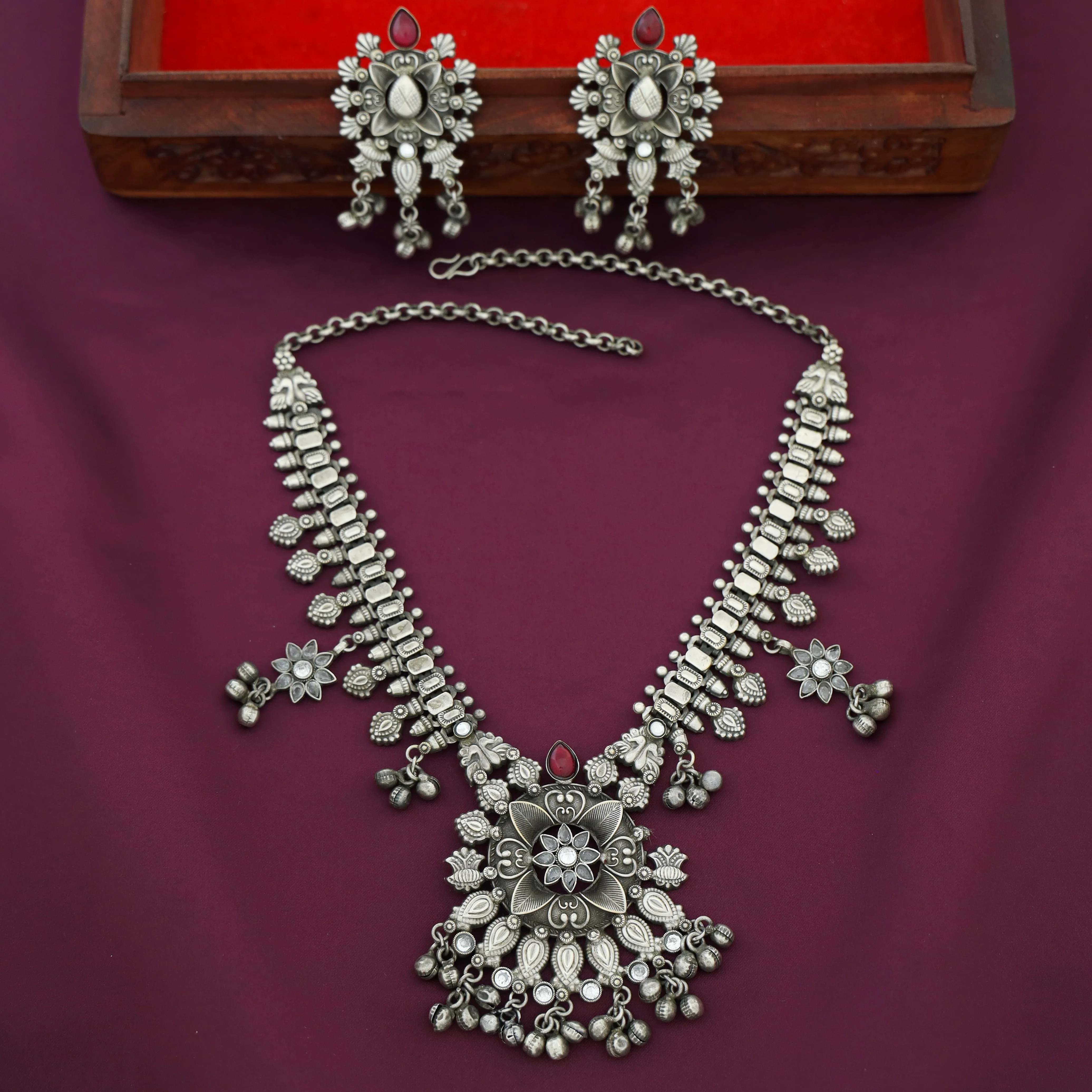 Arpnita Antique Floral Neckpiece With Earring - Image 7