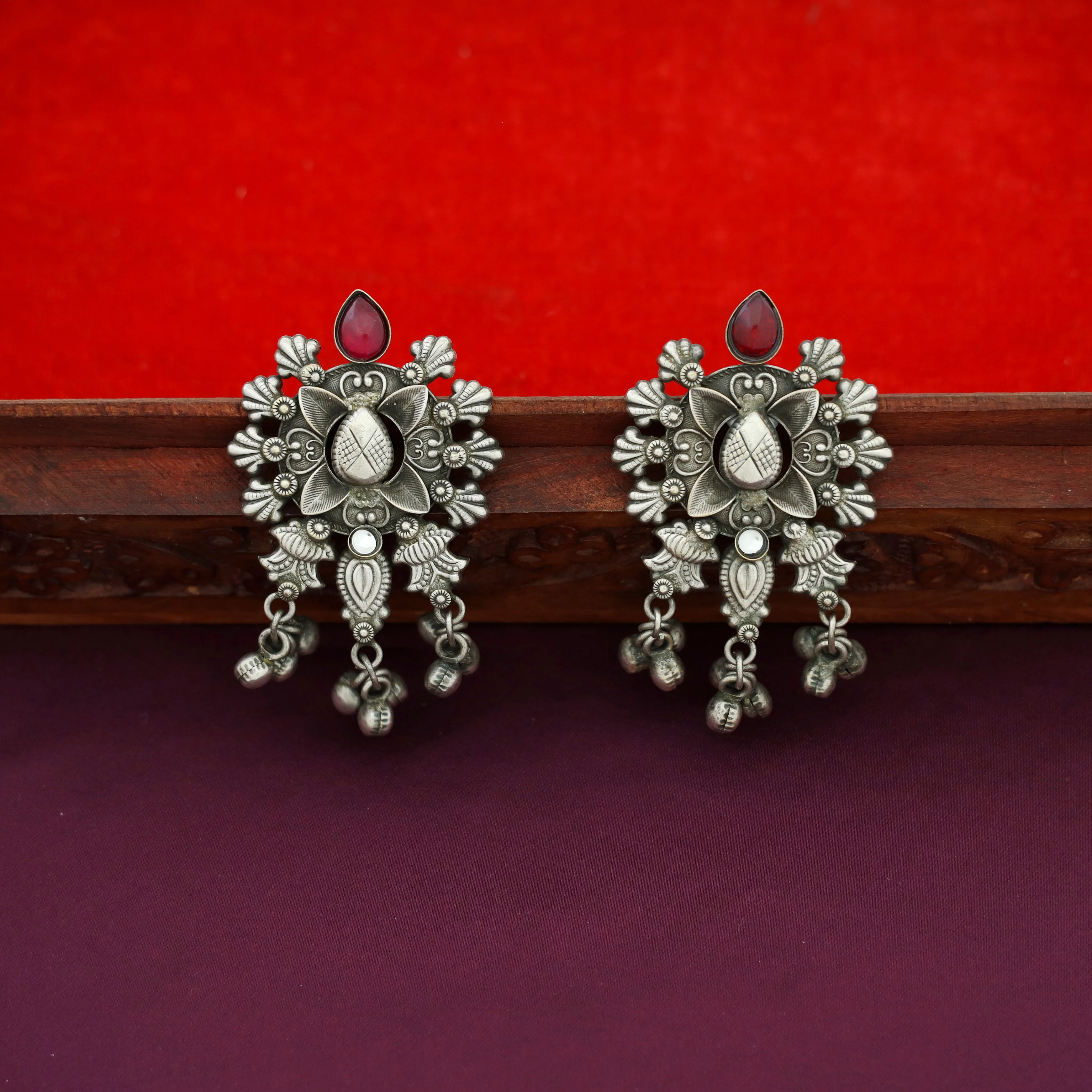 Arpnita Antique Floral Neckpiece With Earring - Image 8