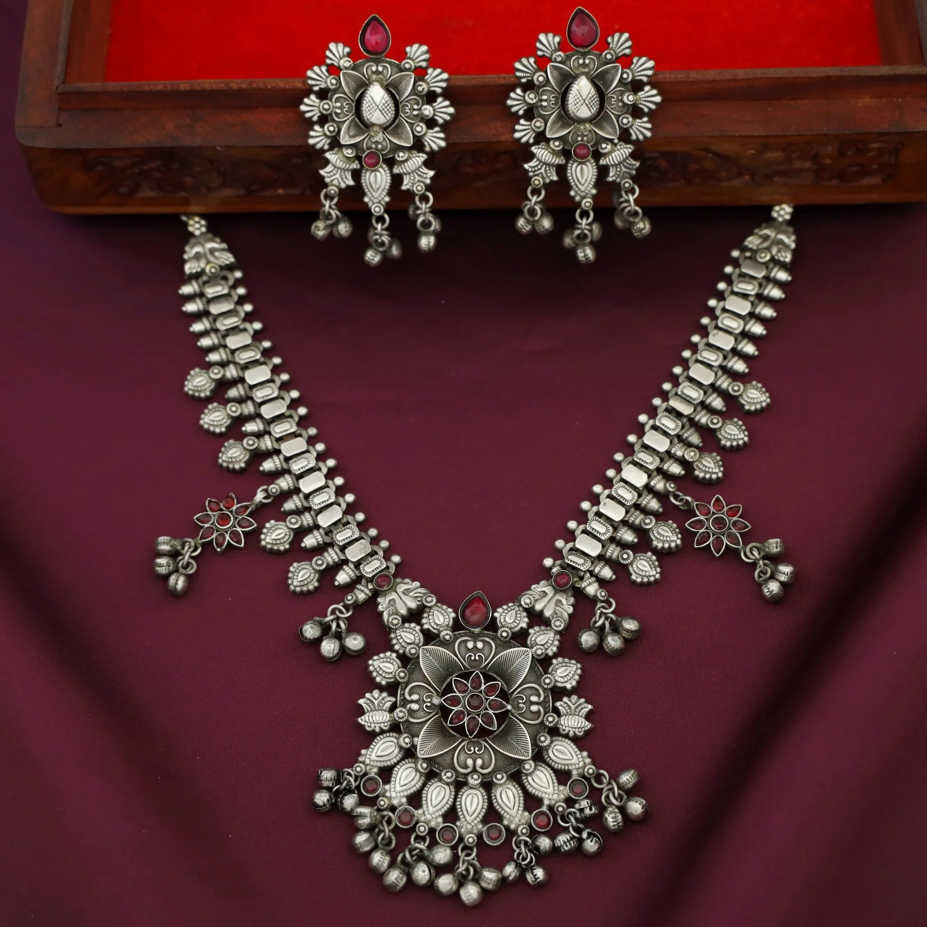 Arpnita Antique Floral Neckpiece With Earring - Image 9