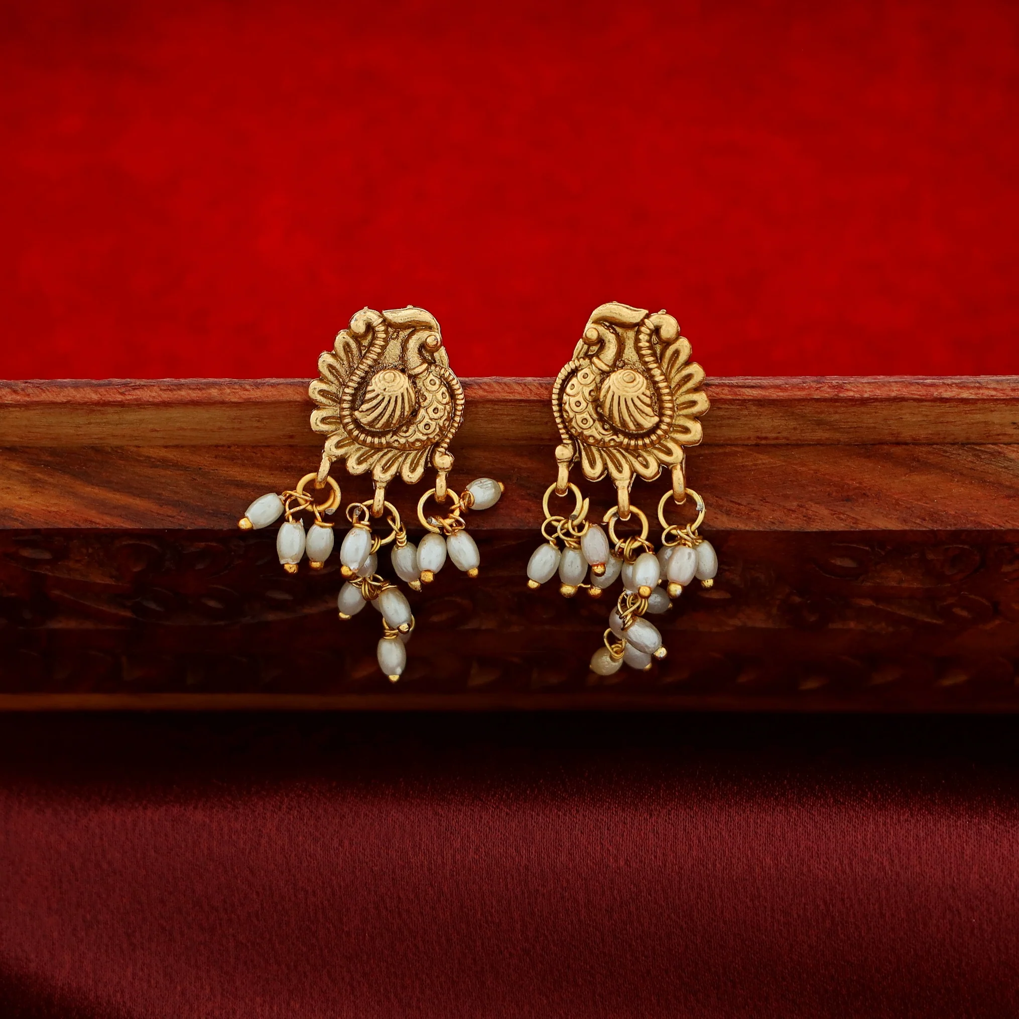 Arundhathi Hanging Cluster Pearl Stiff Neckpiece With Earring - Image 5