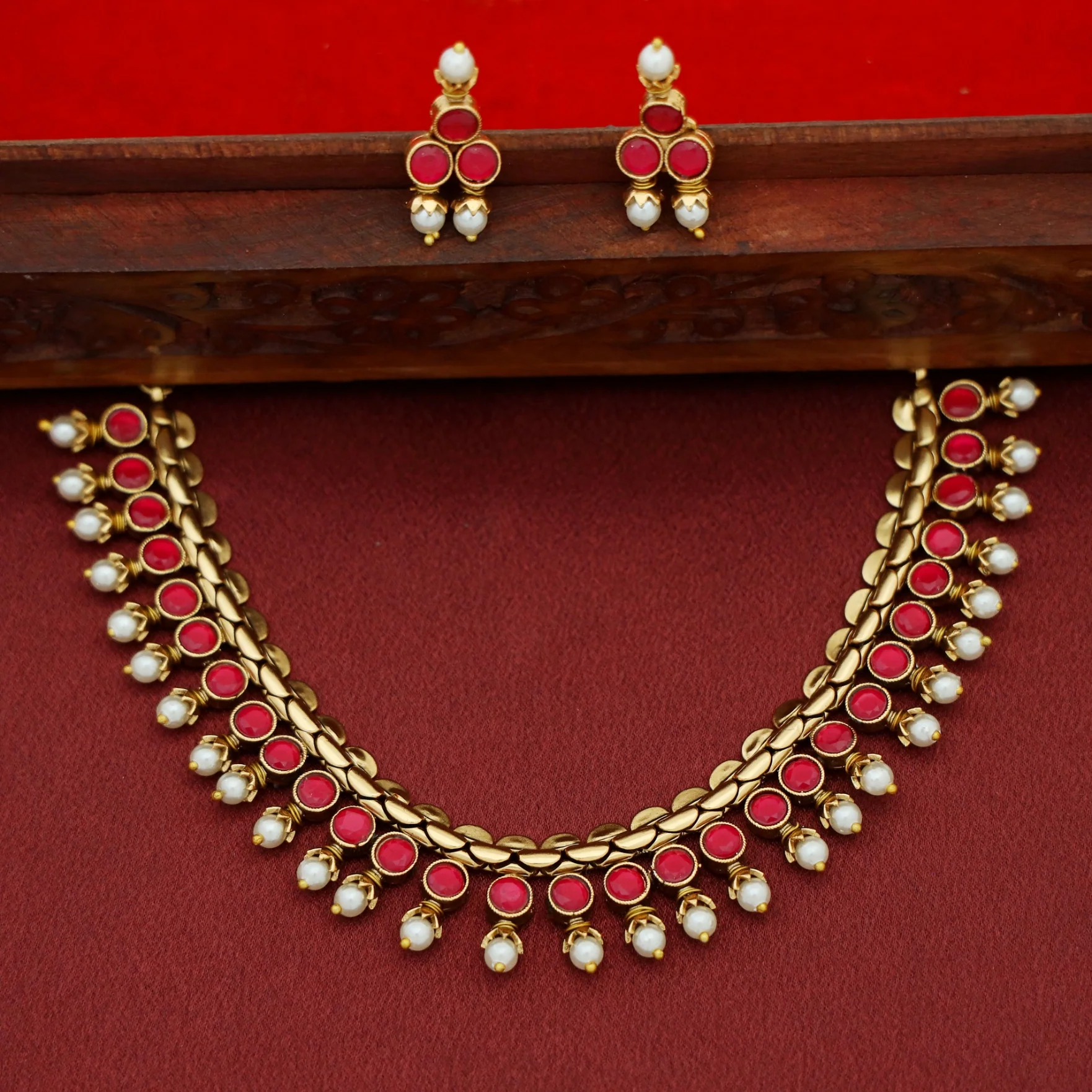 Arunima Glossy Pearl Reversible Short Neckpiece With Earrings - Image 2