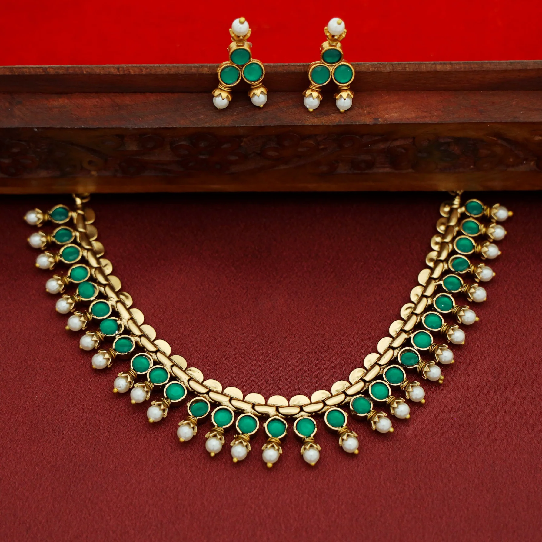 Arunima Glossy Pearl Reversible Short Neckpiece With Earrings - Image 3