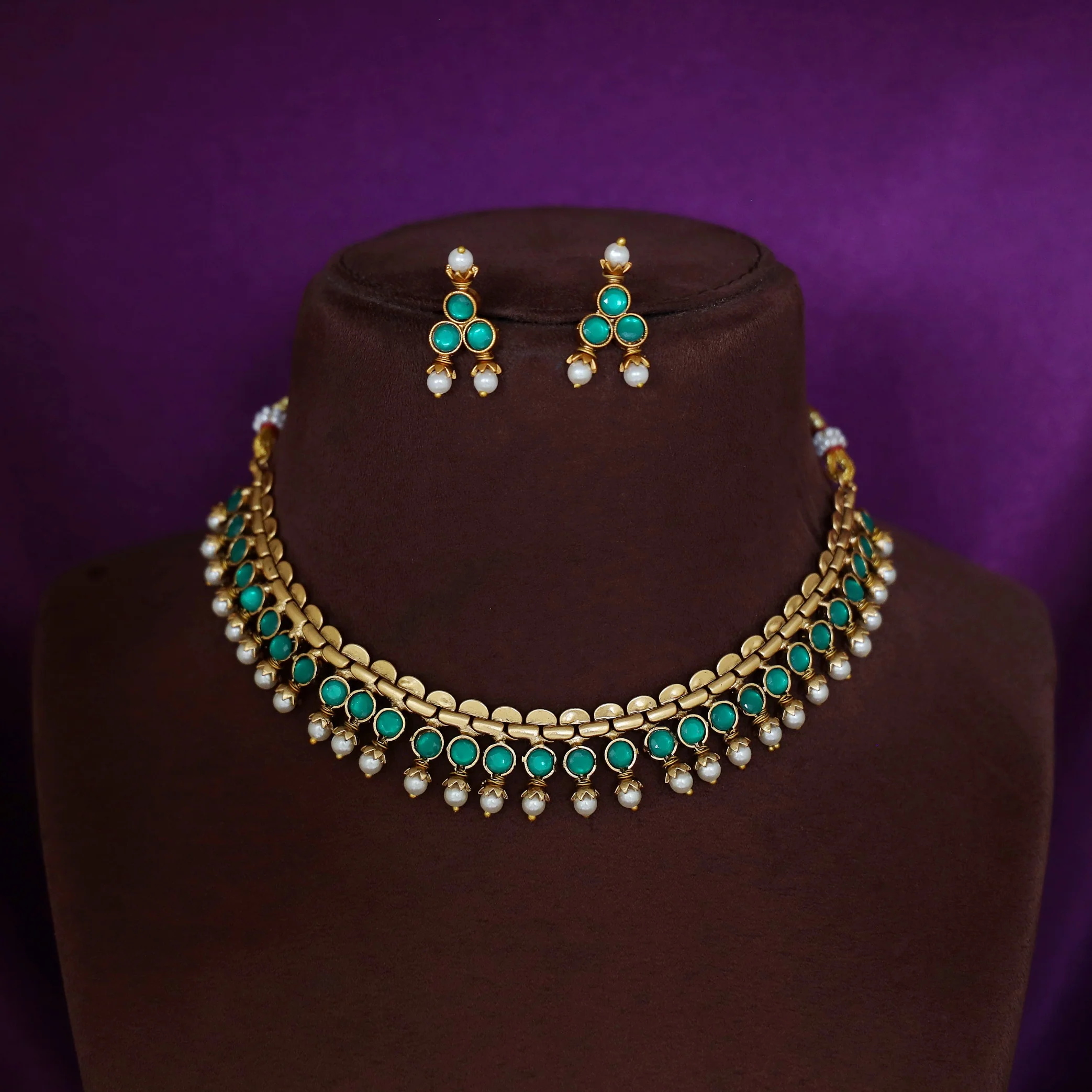 Arunima Glossy Pearl Reversible Short Neckpiece With Earrings - Image 4
