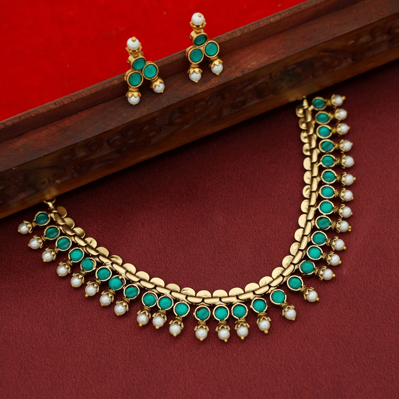 Arunima Glossy Pearl Reversible Short Neckpiece With Earrings - Image 5