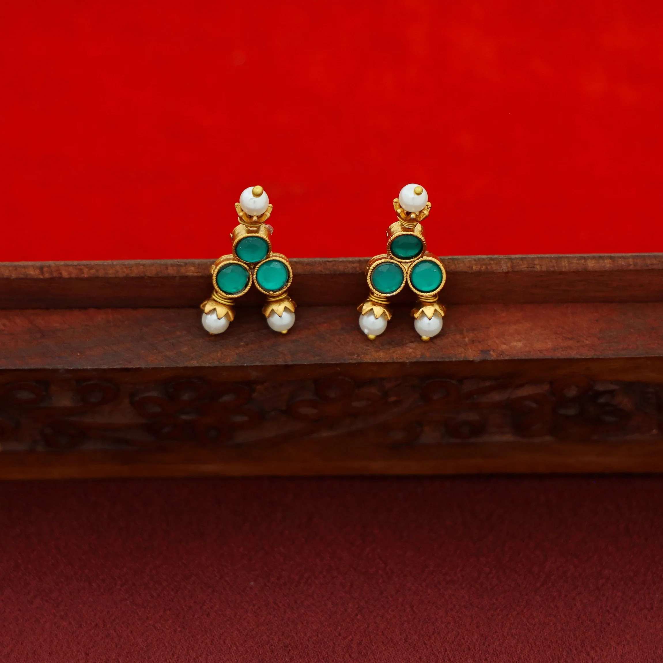 Arunima Glossy Pearl Reversible Short Neckpiece With Earrings - Image 6