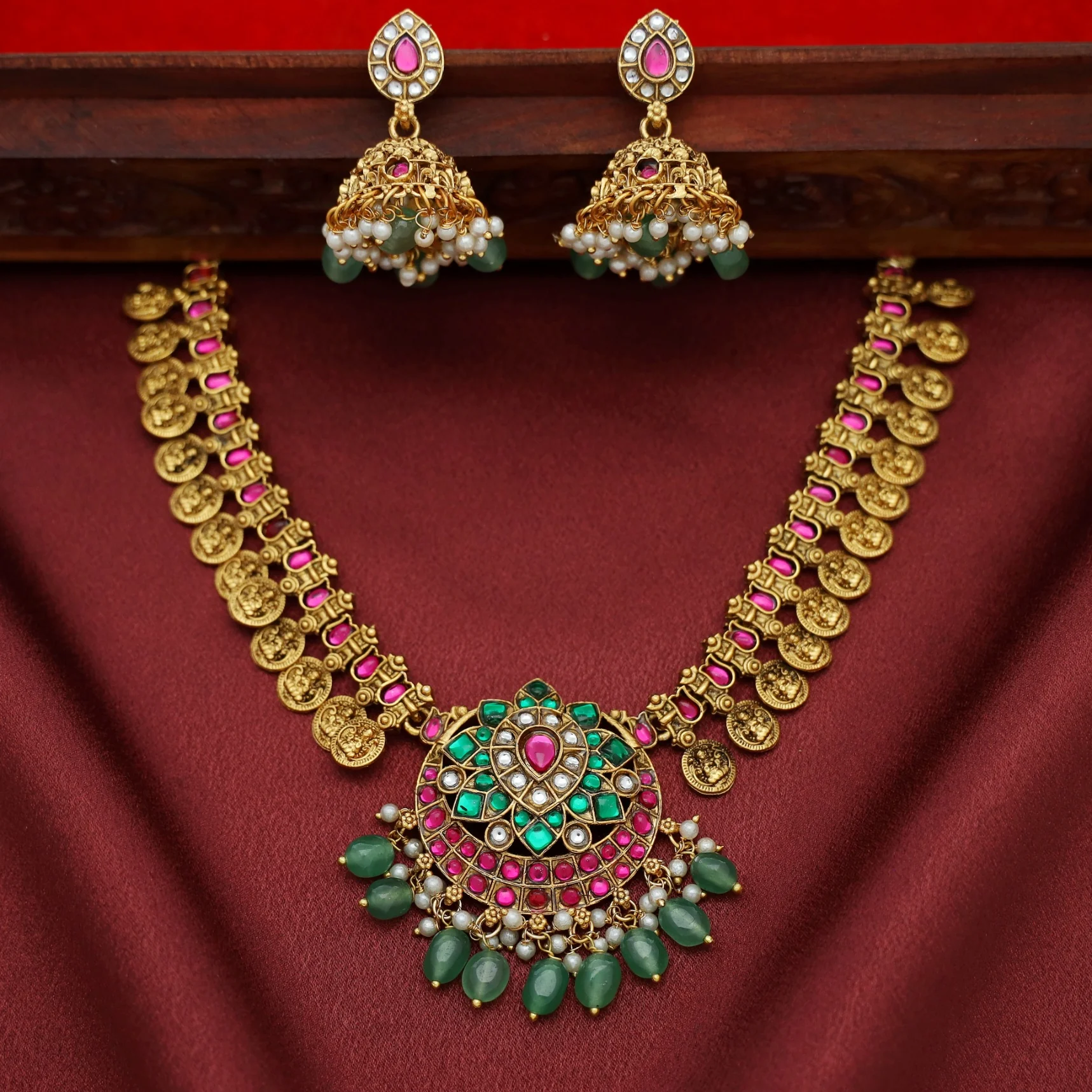 Aryavi Floral Half Moon Beaded Kashi Short Neckpiece With Earring - Image 4