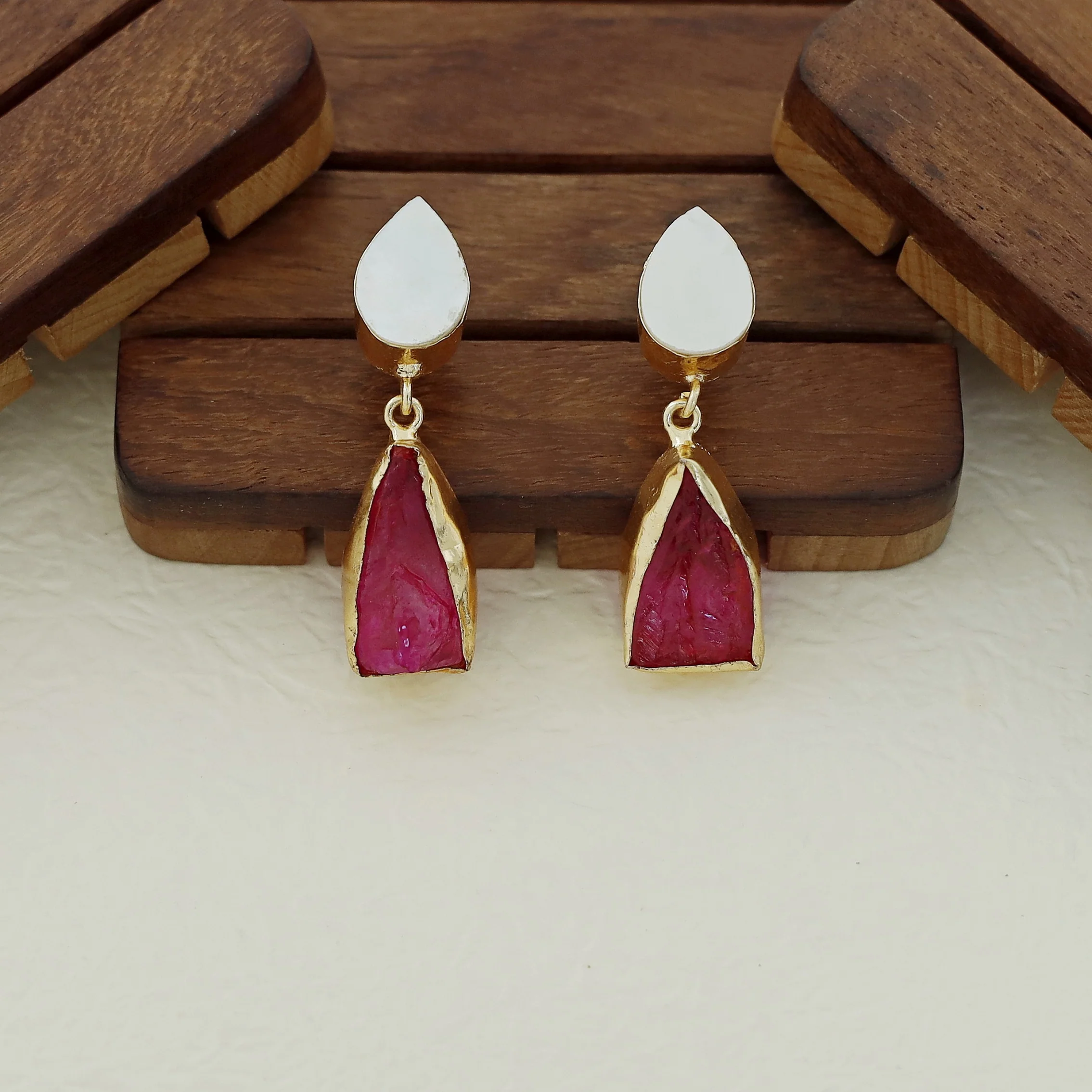 Augusta MOP + Dyed + Raw Stone Short Neckpiece With Earring - Image 19