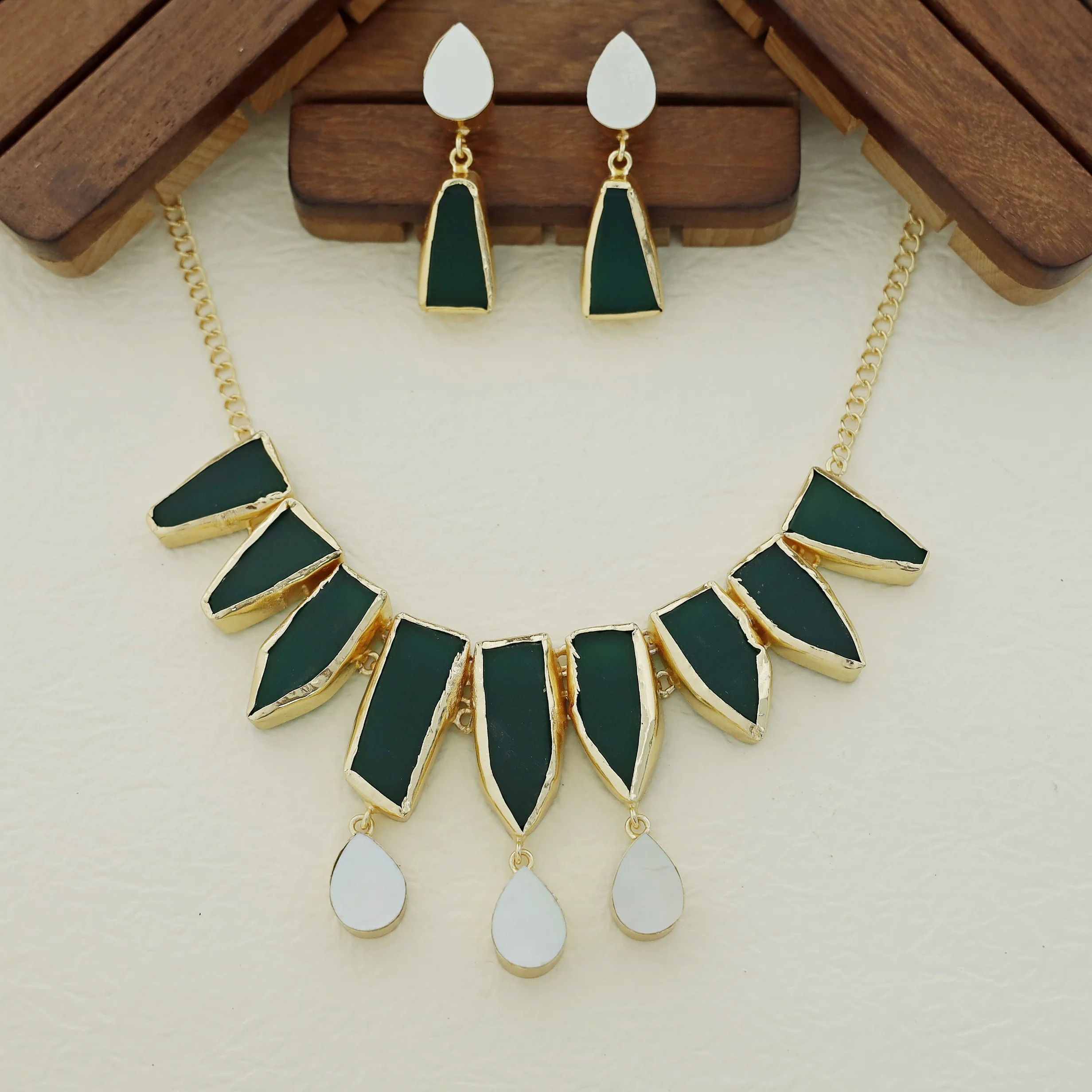 Augusta MOP + Dyed + Raw Stone Short Neckpiece With Earring - Image 5