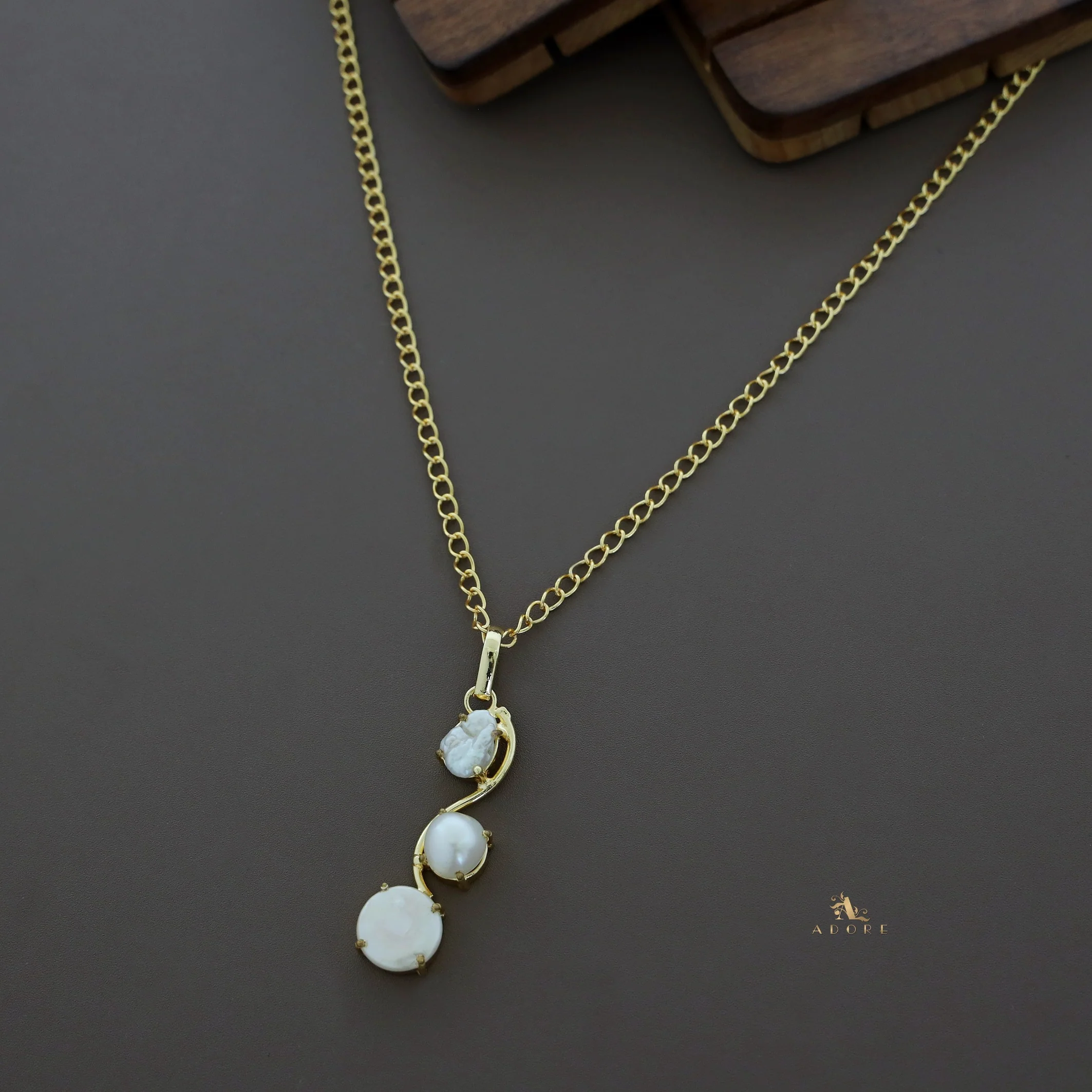 Avni Glossy Baroque Claw Neckpiece - Image 8
