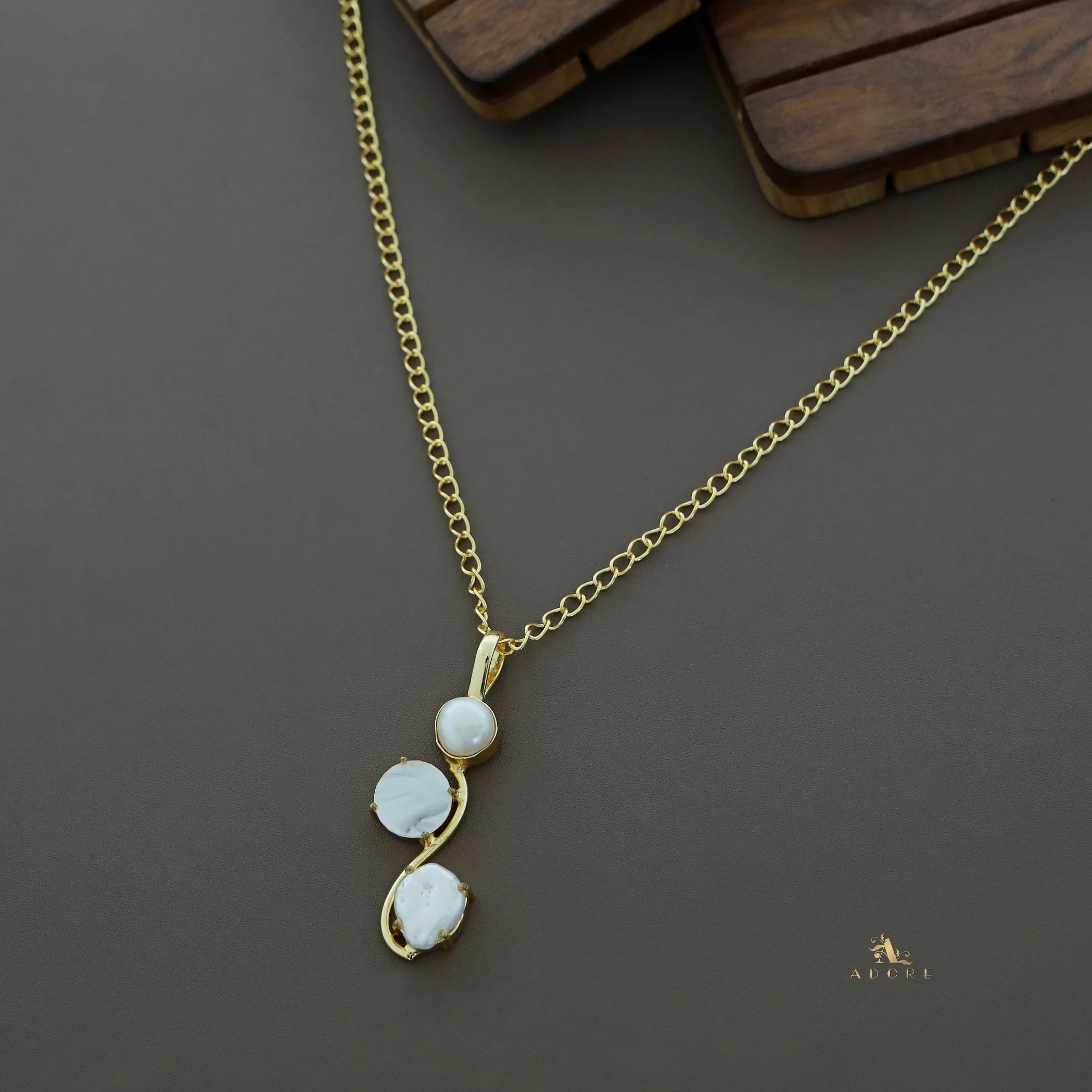Avni Glossy Baroque Claw Neckpiece - Image 9