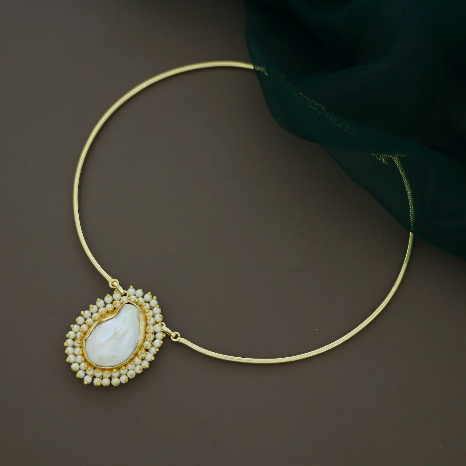 Baroque Cluster Pearl Golden Neck Cuff - Image 3
