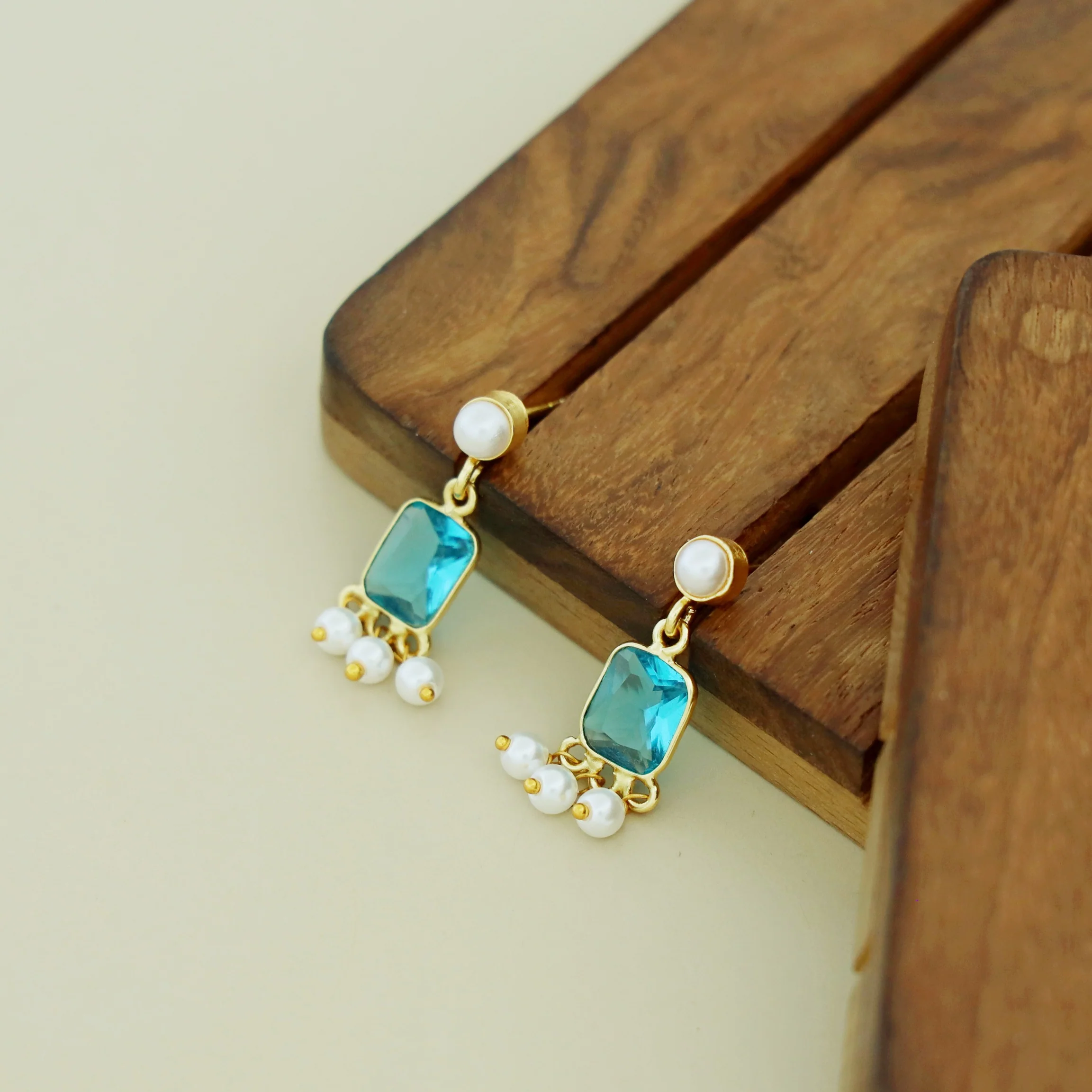 Brenna Rectangle Glossy Pearl Neckpiece With Earring - Image 11