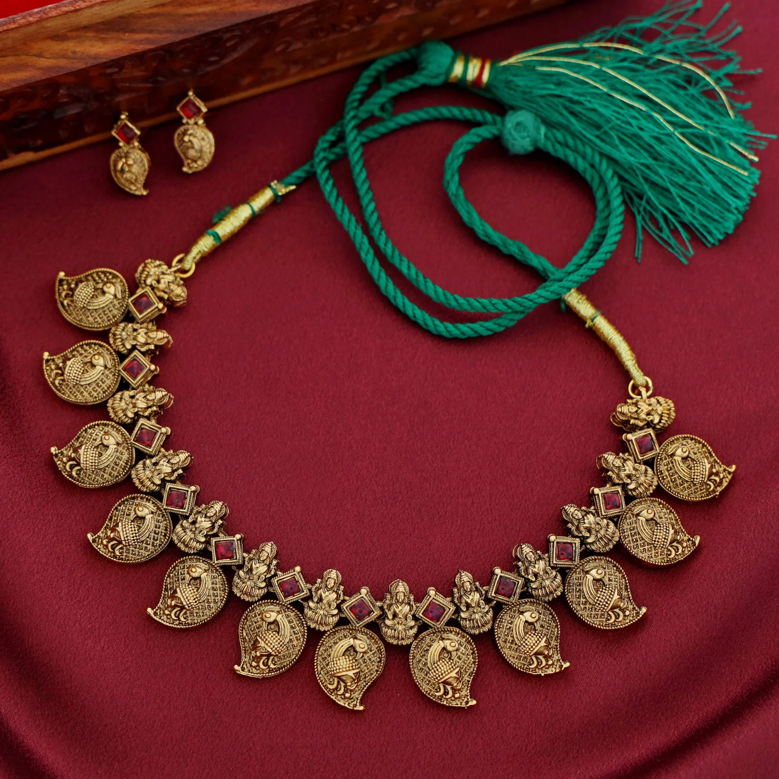 Brishti Devi Mayura Kemp Stone Short Neckpiece With Earring - Image 4