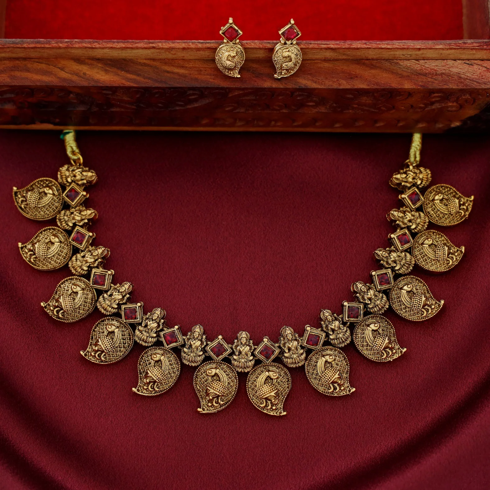 Brishti Devi Mayura Kemp Stone Short Neckpiece With Earring - Image 5