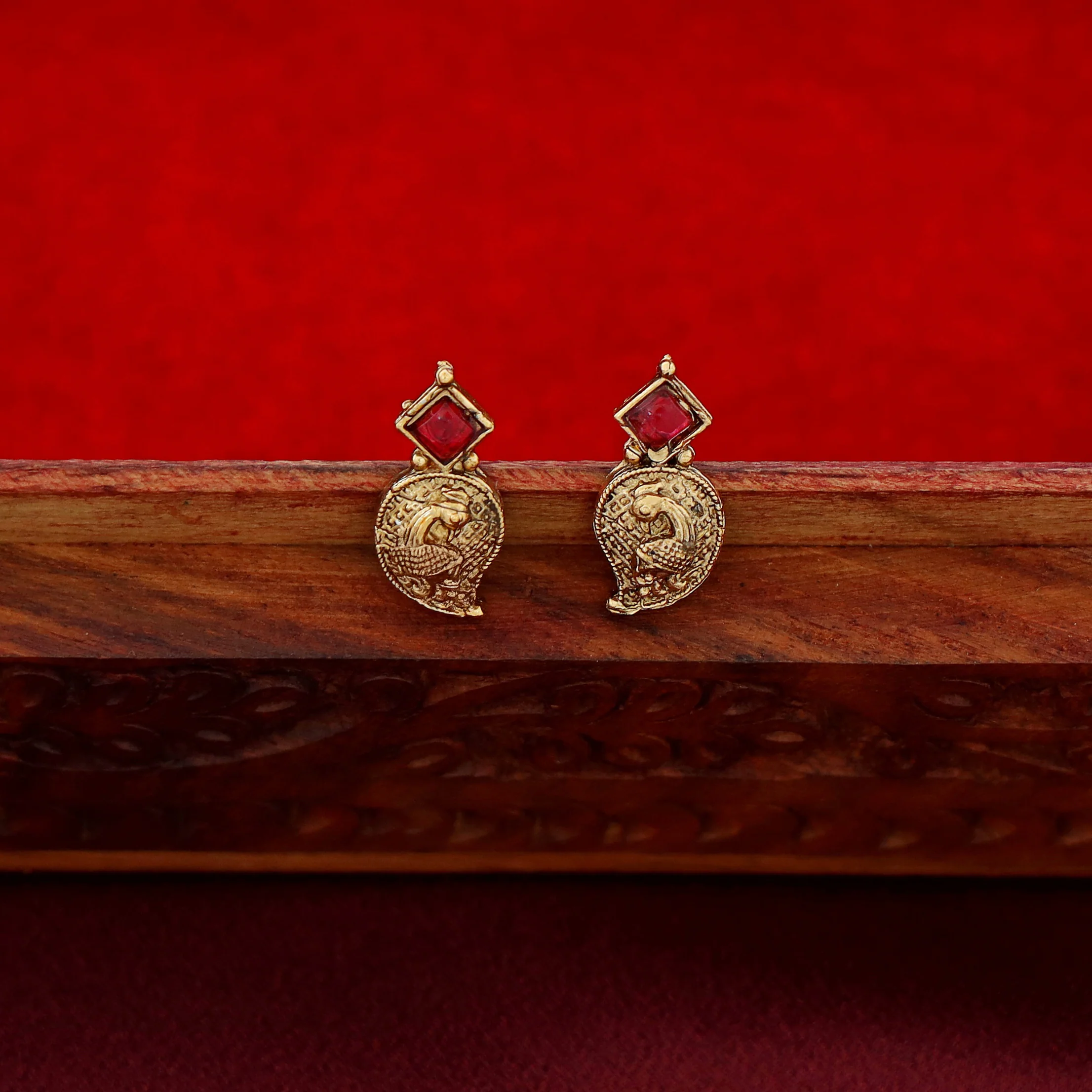 Brishti Devi Mayura Kemp Stone Short Neckpiece With Earring - Image 6