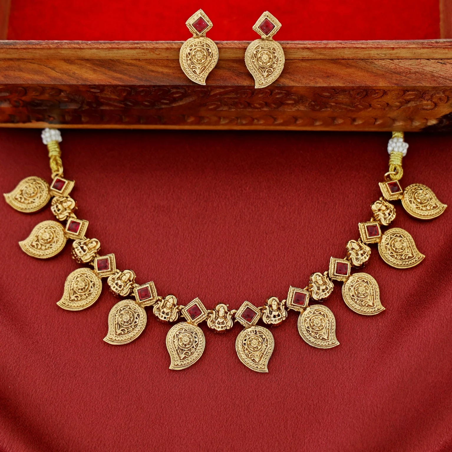 Brishti Devi Short Neckpiece With Earring - Image 4